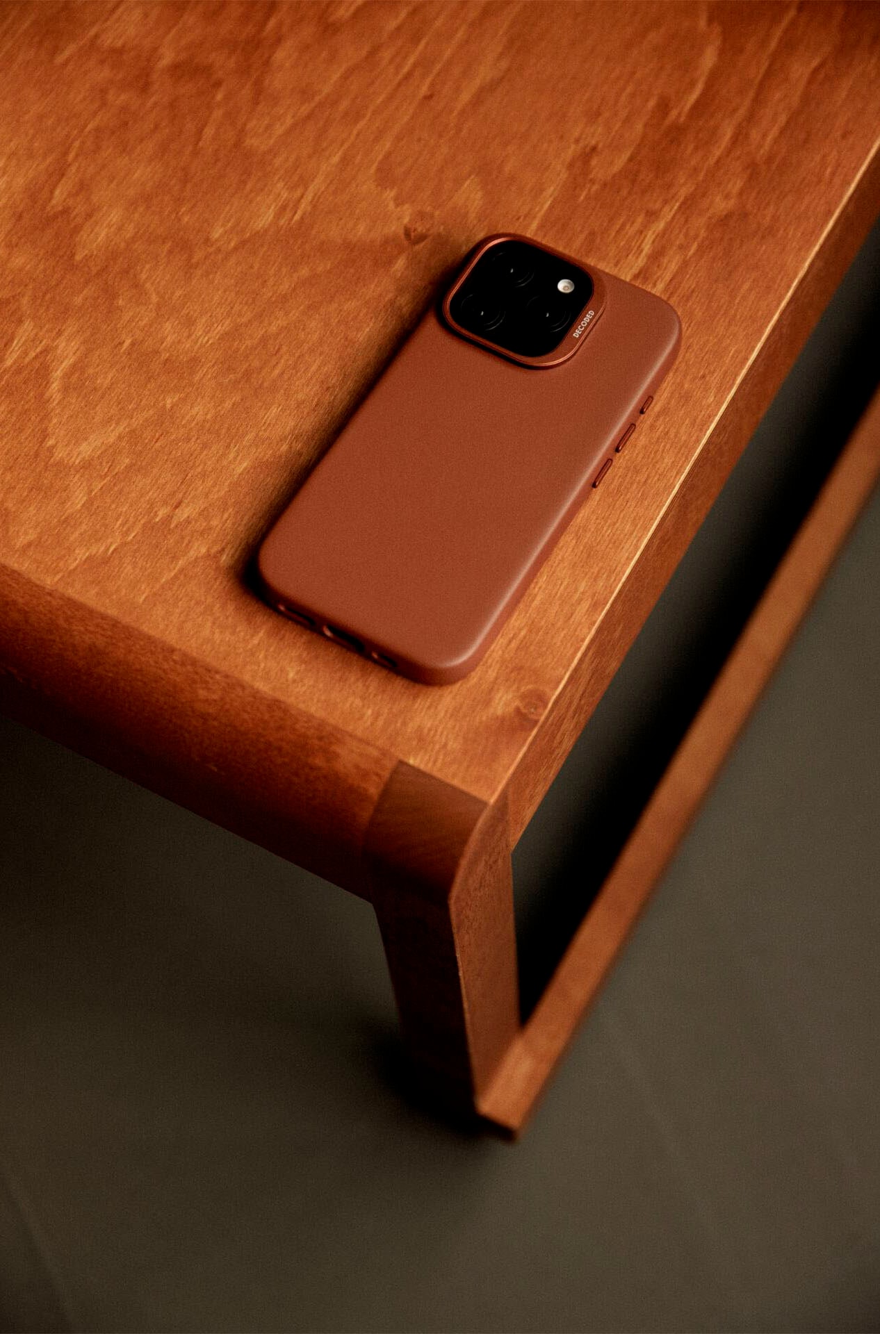 DECODED Smartphone-Hülle »Leather Backcover iPhone 16 Pro Max«, Smartphones