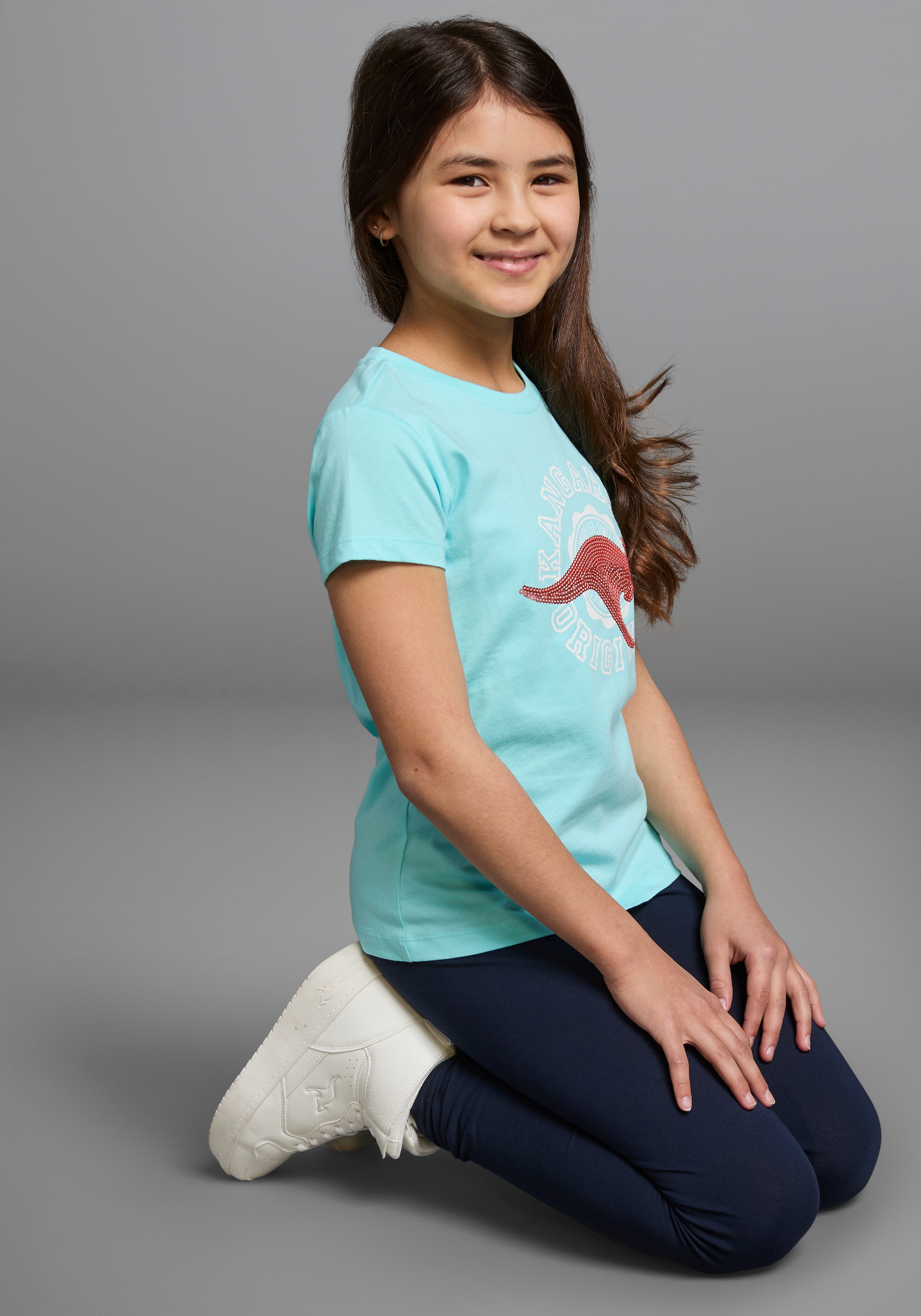 KangaROOS T-Shirt »mit Paillettenapplikation«, Kurzarm, taillierter Schnitt, mit Logodruck und Pailletten