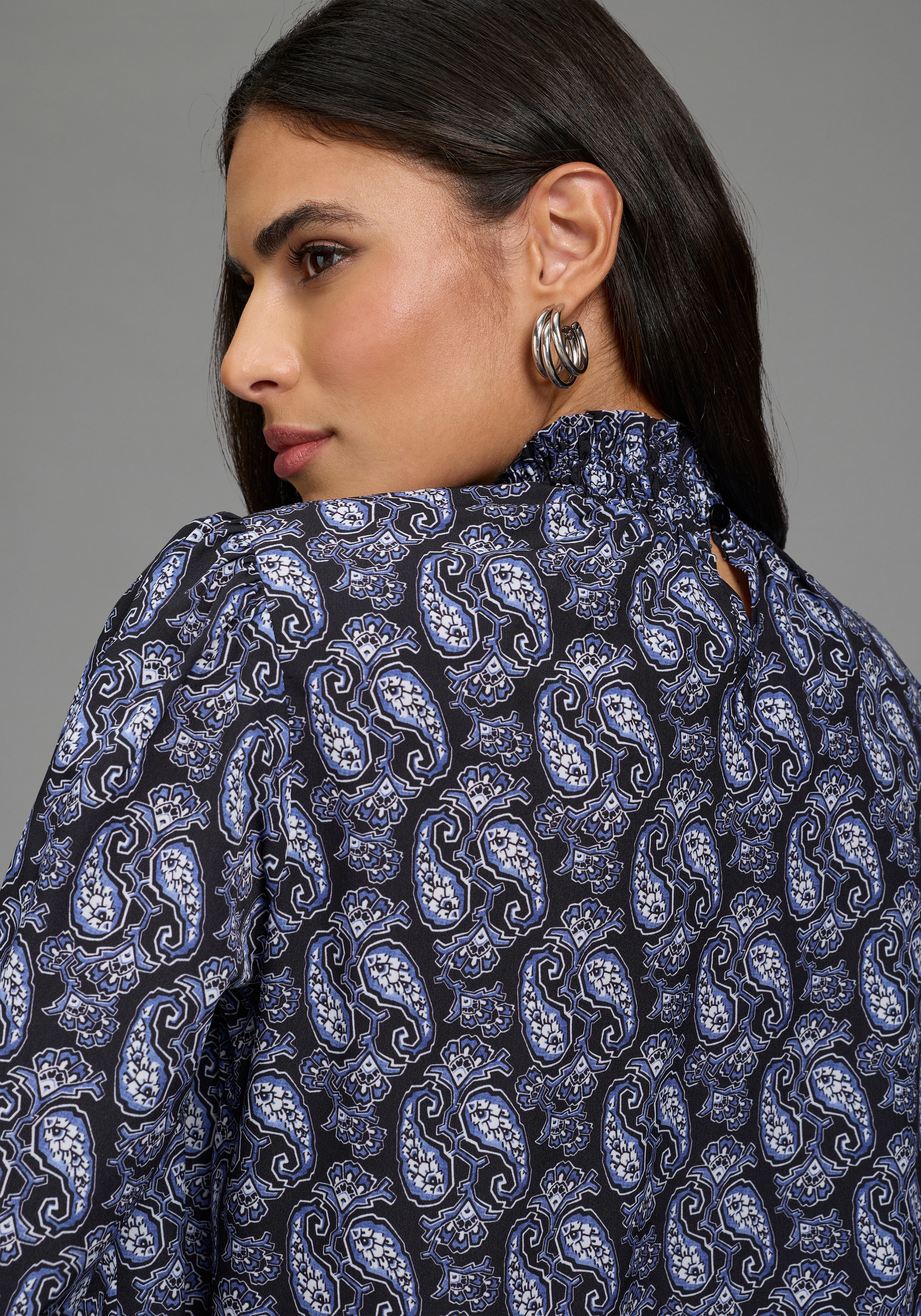 Laura Scott Druckbluse figurumspielende Passform, mit gesmoktem Ärmelabschluss