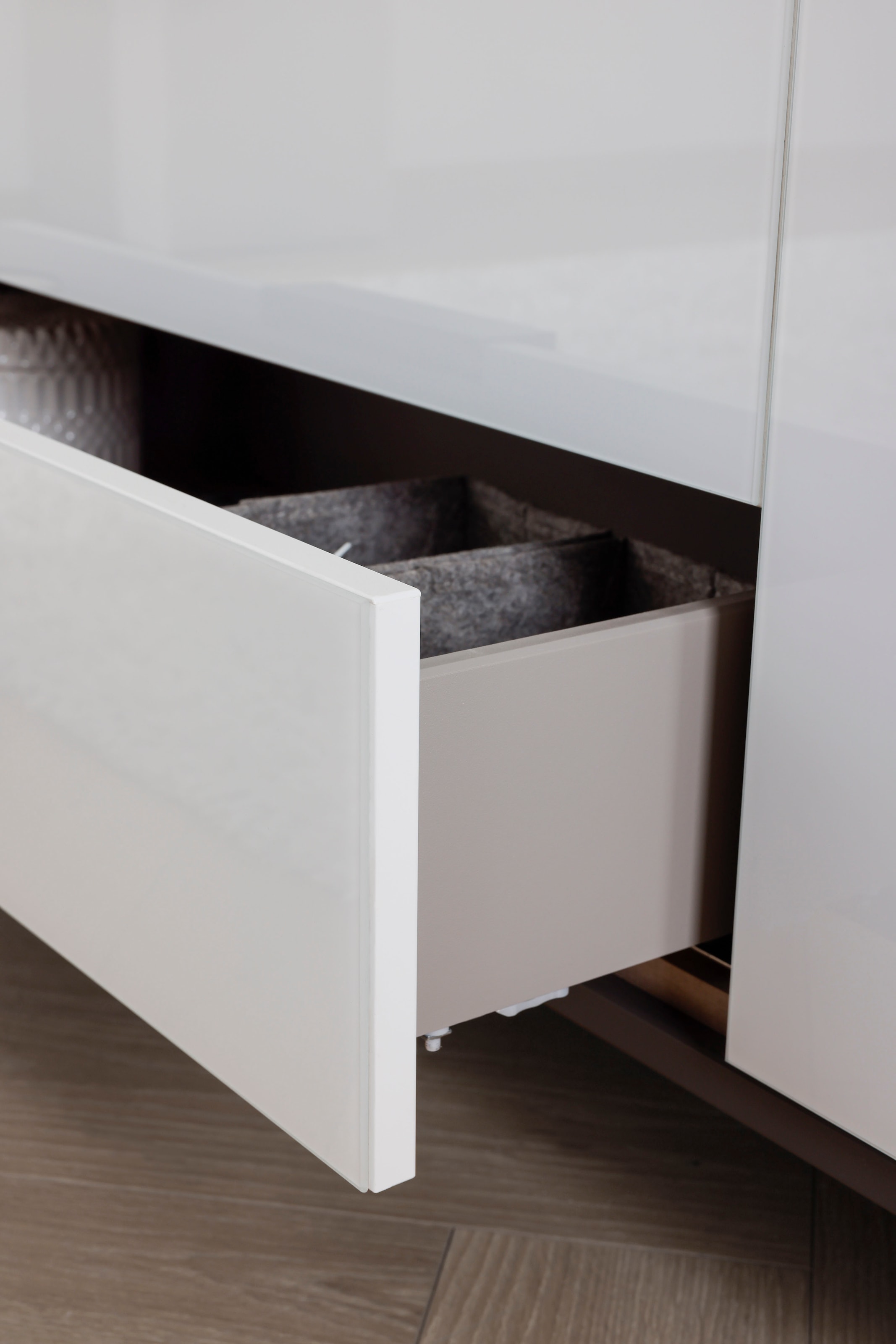 rauch Schubkastenkommode »Kommode Türkommode Sideboard Kombikommode FLIPP mit Glasfront«, (Breite 120 cm mit 2 Einlegeböden), 1-türig mit 5 Schubladen und Soft-Close-Funktion sowie Glasfront