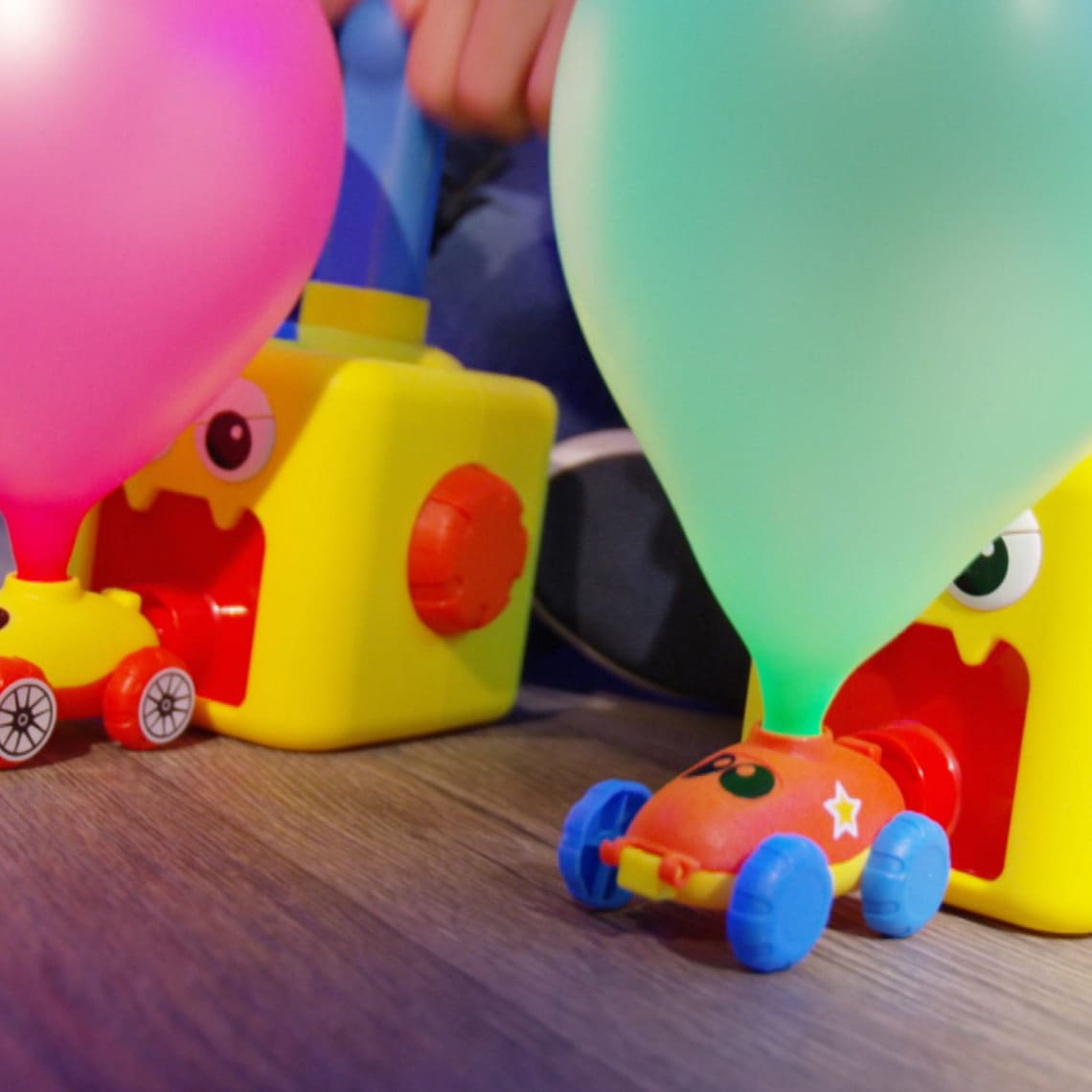 MediaShop Spielzeug-Auto »Balloon Zoom«, ballonbetriebenes, fahrendes & fliegendes Spielzeugset