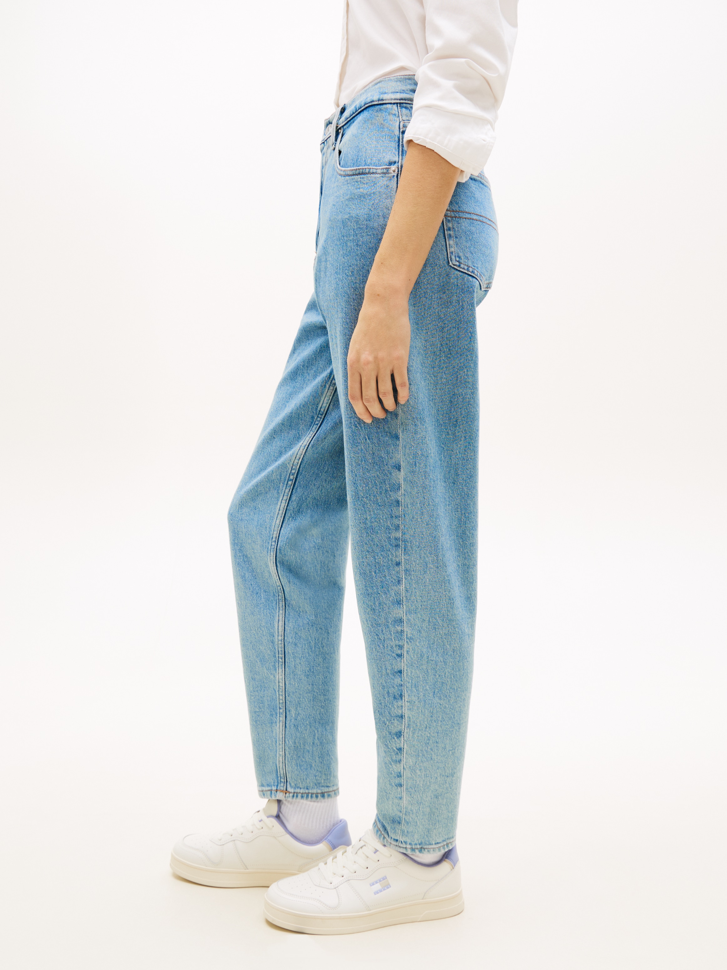Tommy Jeans Tapered-fit-Jeans »High waist - Mom-Jeans Tapered« Mit Tommy Hilfiger Logo-Flag auf der Gesäßtasche