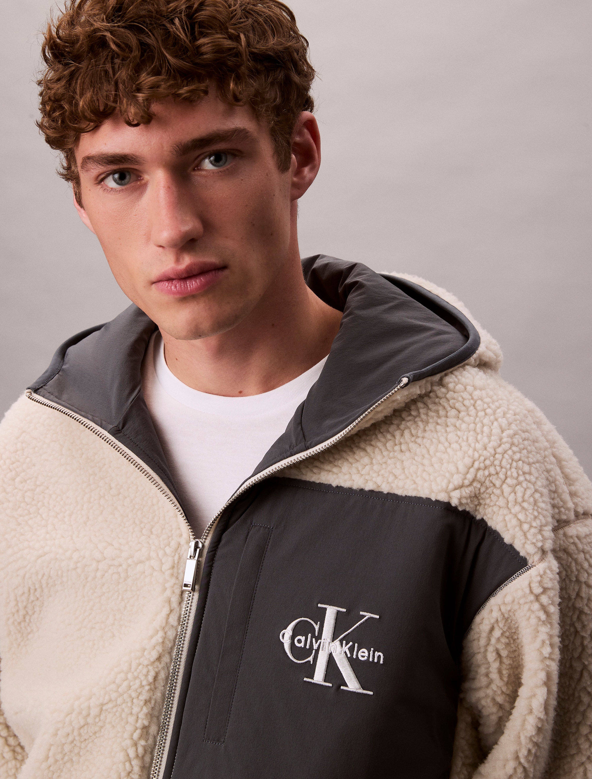 Calvin Klein Jeans Plüschjacke »SHERPA FUNNEL NECK FULL ZIP HOOD« mit Kapuze Mit Rundhalsausschnitt, regular fit