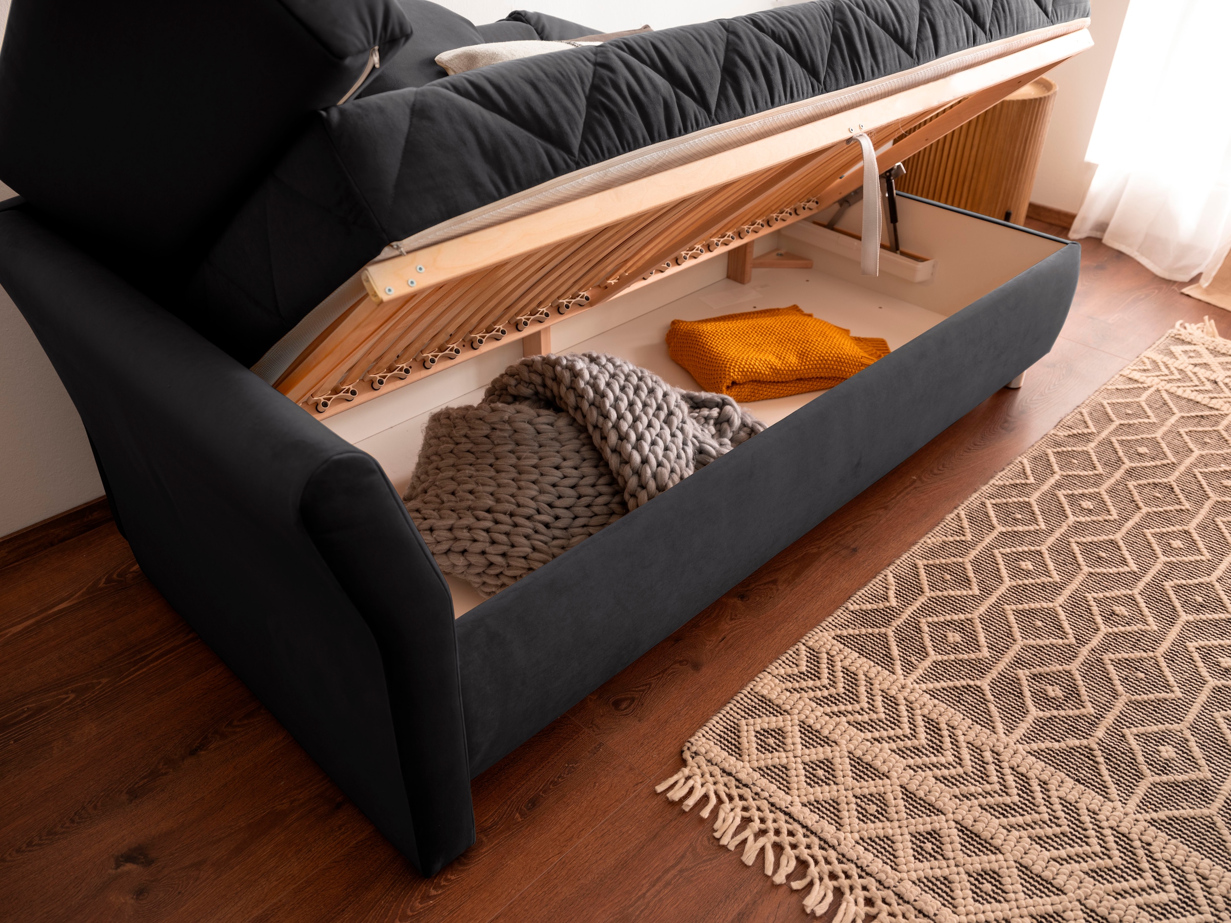 alina Schlafsofa »Lindsay«, Bettkasten, Zierkissen-Set aus: 2 Stk. 40x40cm, 1 Stk. 30x30cm