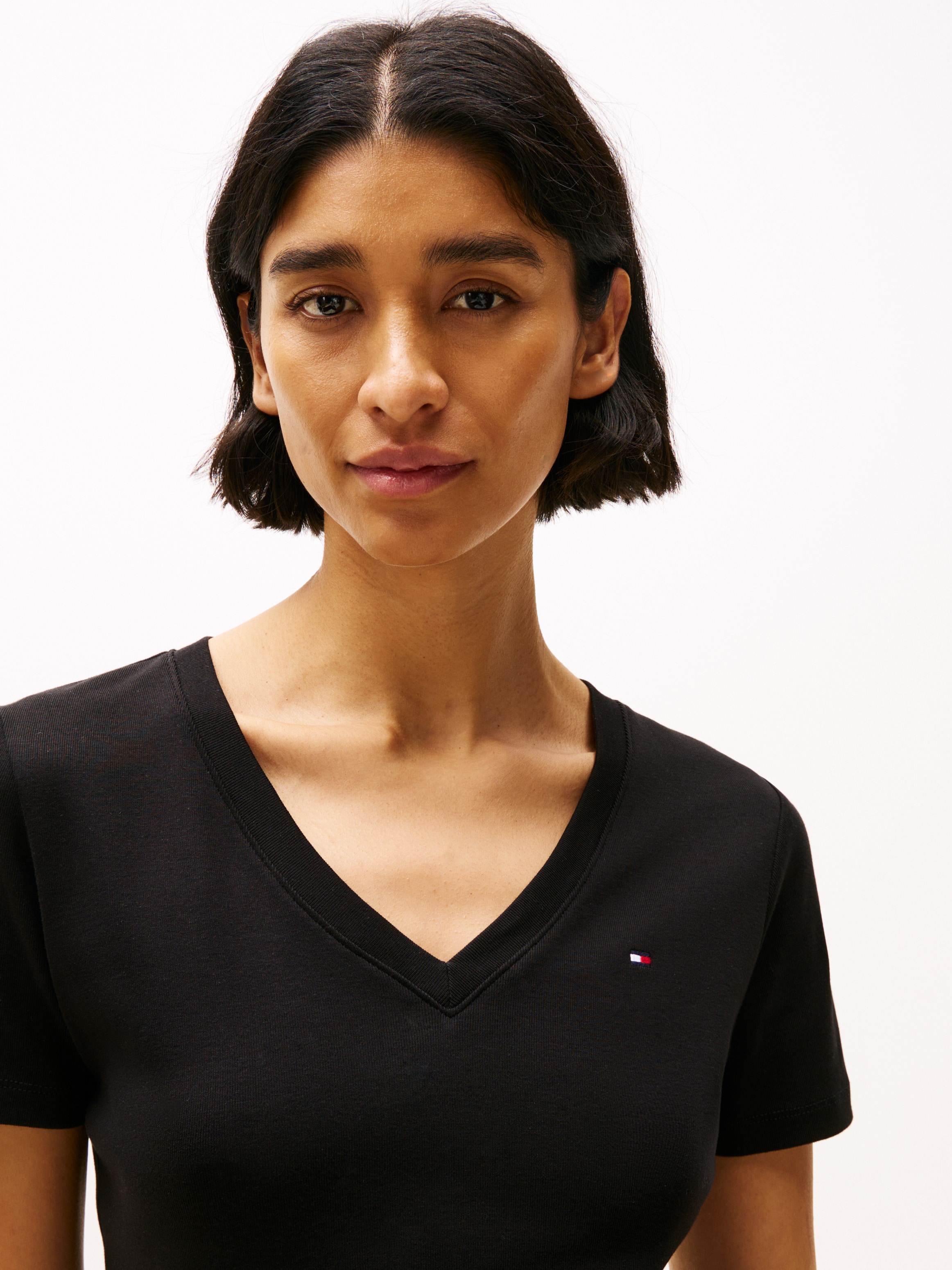 Tommy Hilfiger T-Shirt »SLIM CODY V-NK SS«, mit Logostickerei