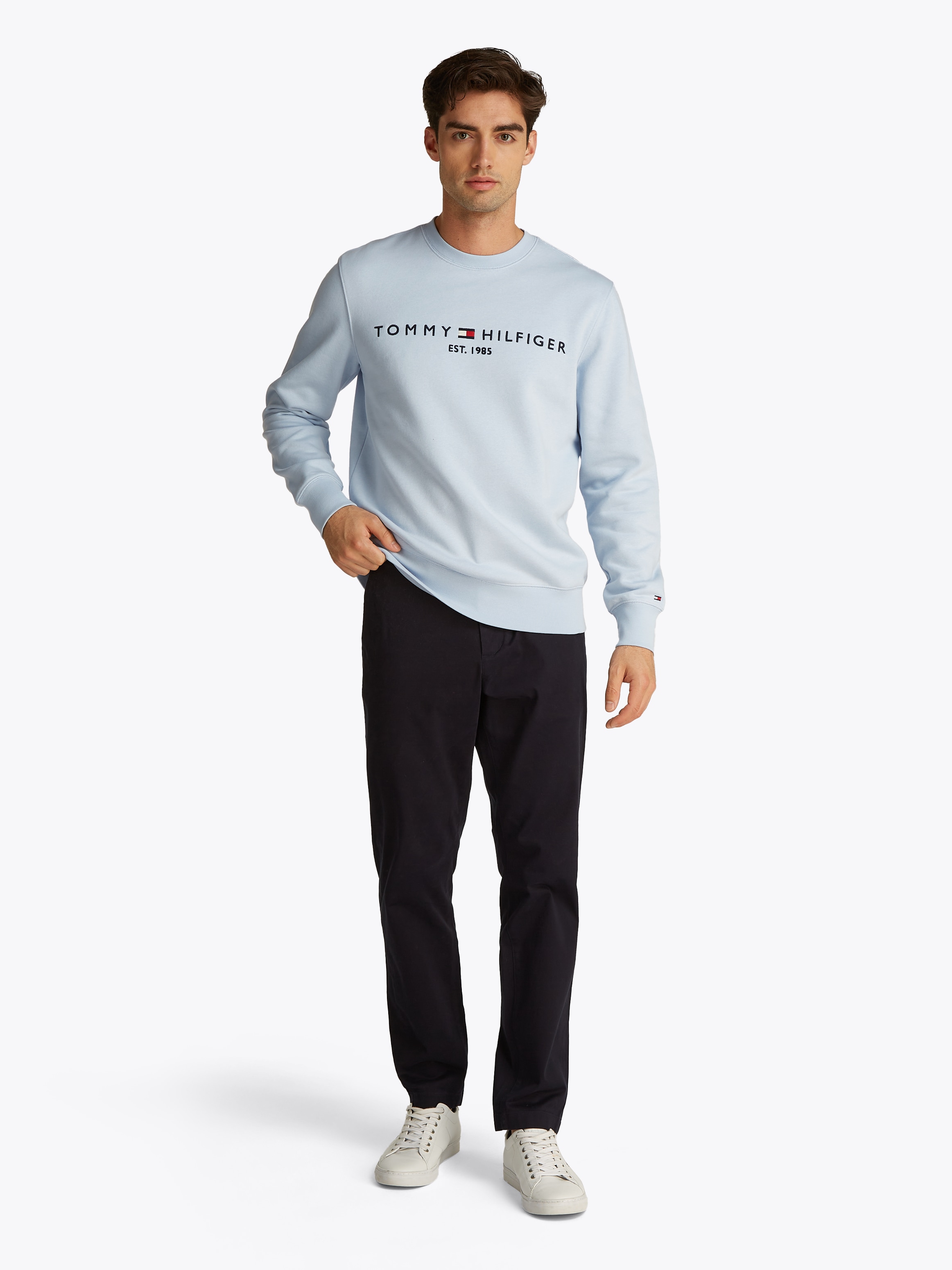 Tommy Hilfiger Sweatshirt »TOMMY LOGO SWEATSHIRT mit Rundhals und Stickerei«, unifarben, casual, regular fit, Baumwollmix, Rundhals