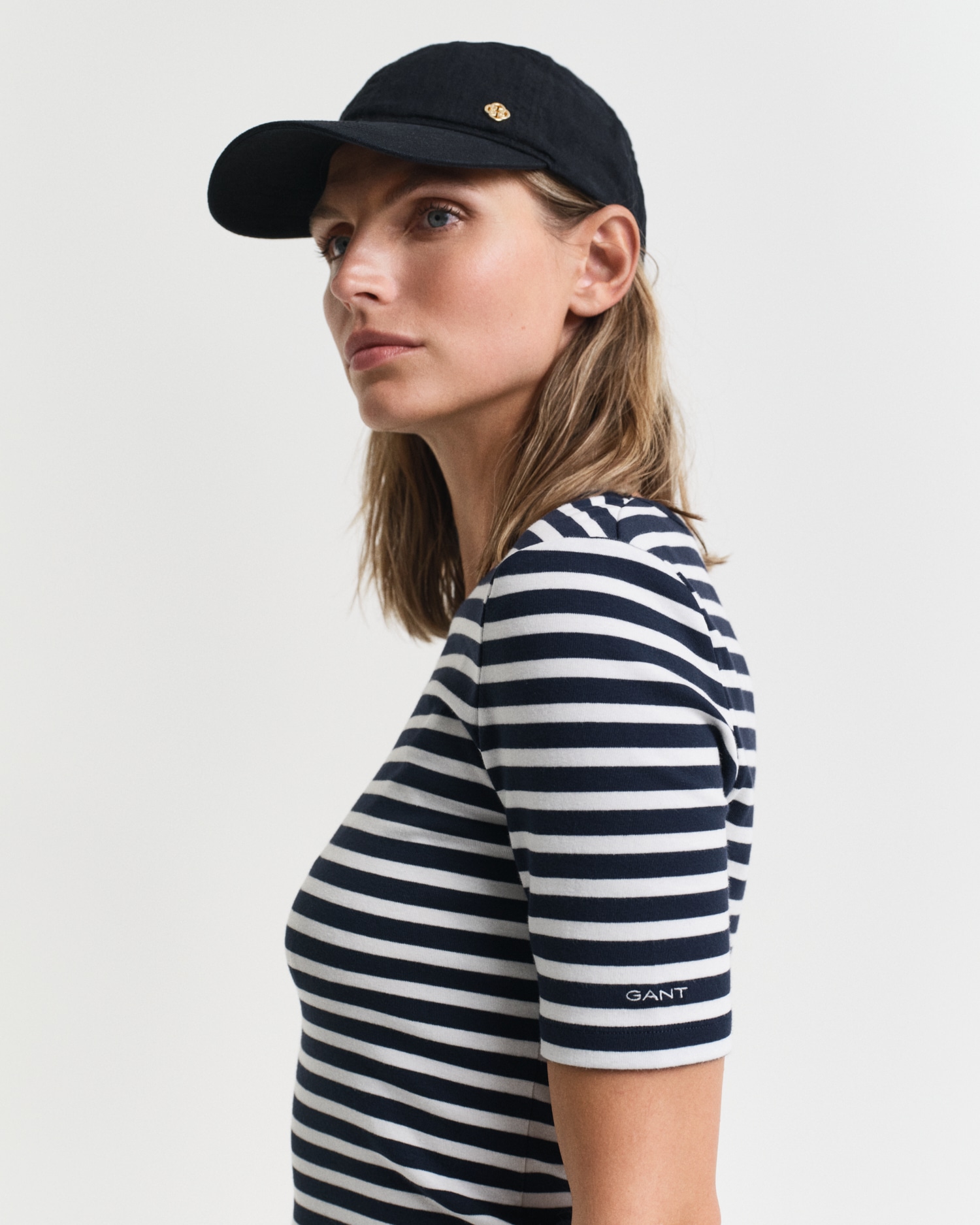 Gant T-Shirt »SLIM STRIPED 1X1 RIBBED KA T-SHIRT« mit dezentem Logoschriftzug am Ärmelabschluss