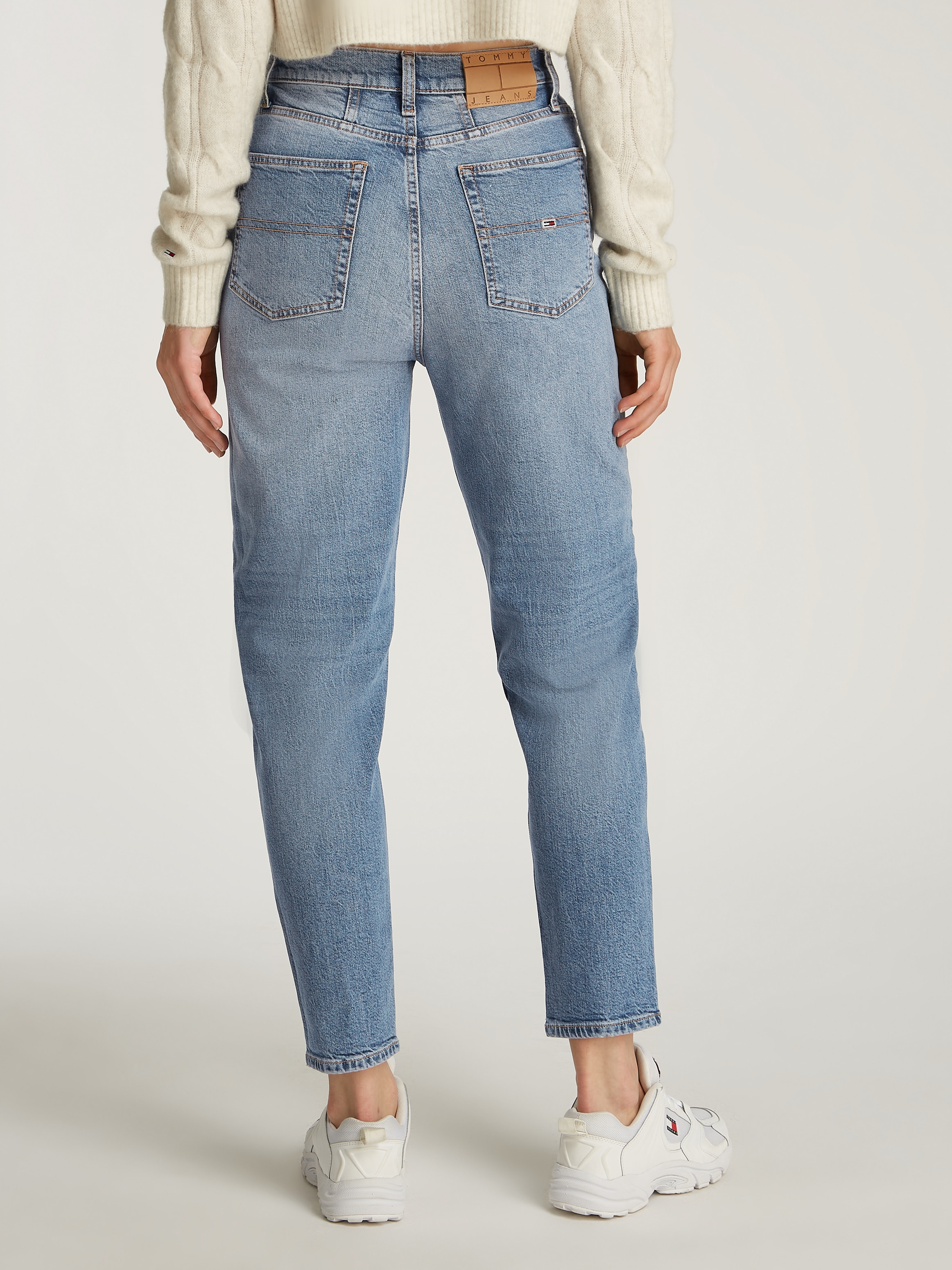 Tommy Jeans Mom-Jeans »MOM JEAN UH TPR«, mit Logo-Stickereien, in knöchelfreier Länge