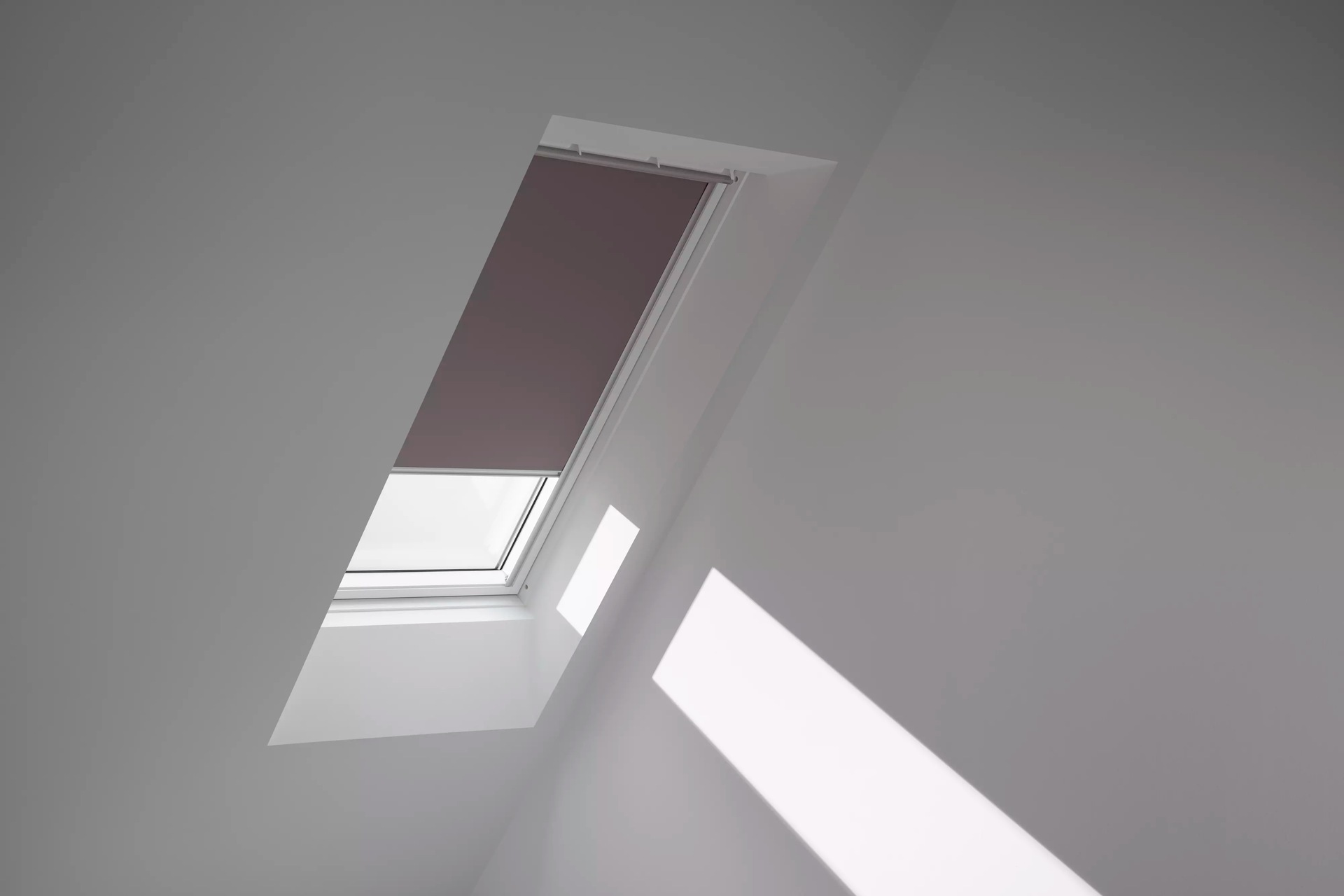 VELUX Verdunklungsrollo »DKL 4577S Farbe: taupe«, verdunkelnd, ohne Bohren, in Führungsschienen, alufarbene Führungsschienen & Griffleiste