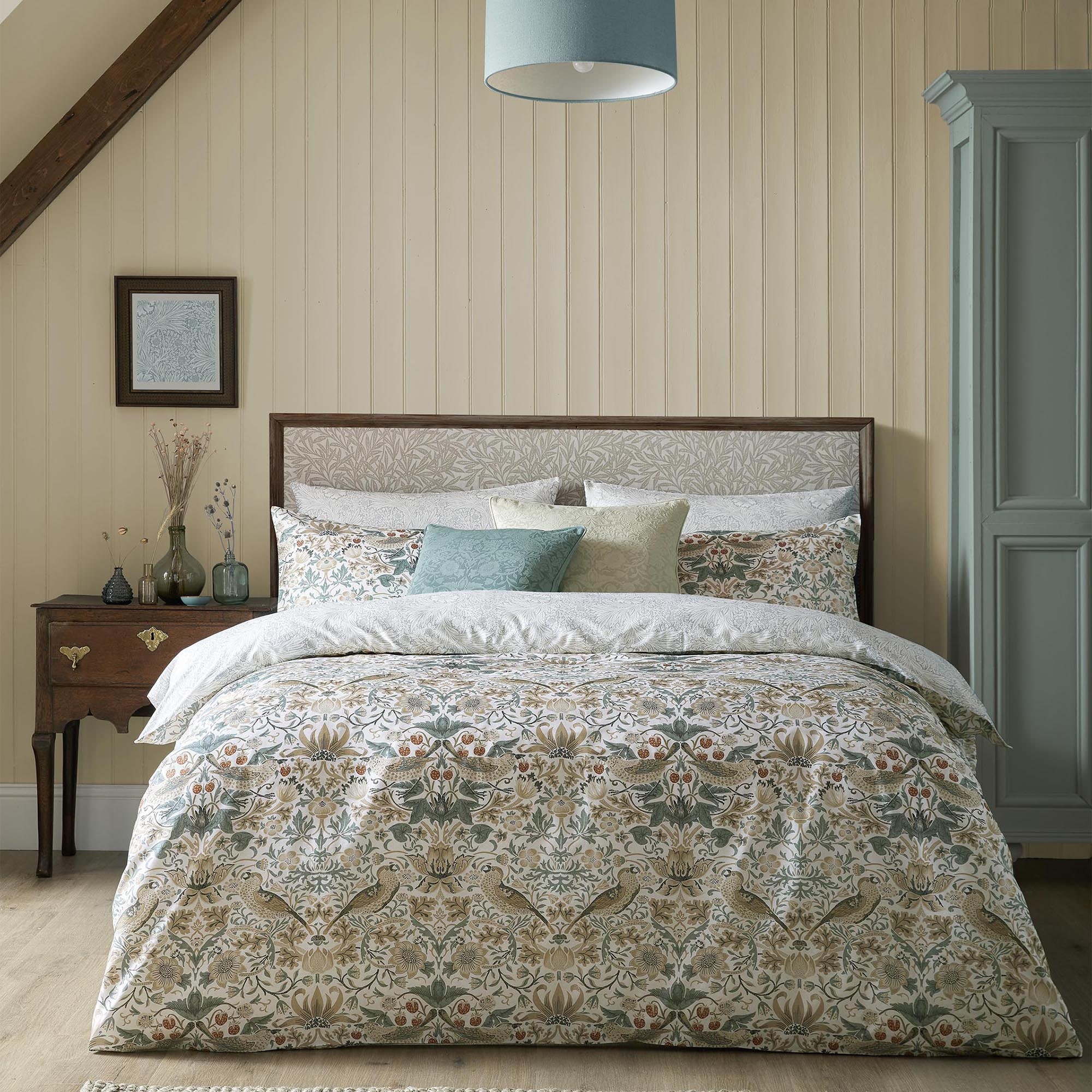 WILLIAM MORRIS AT HOME Wendebettwäsche »Strawberry Thief, aus Baumwoll Satin,« 3 tlg. tlg. mit floralem Muster, 200x200cm