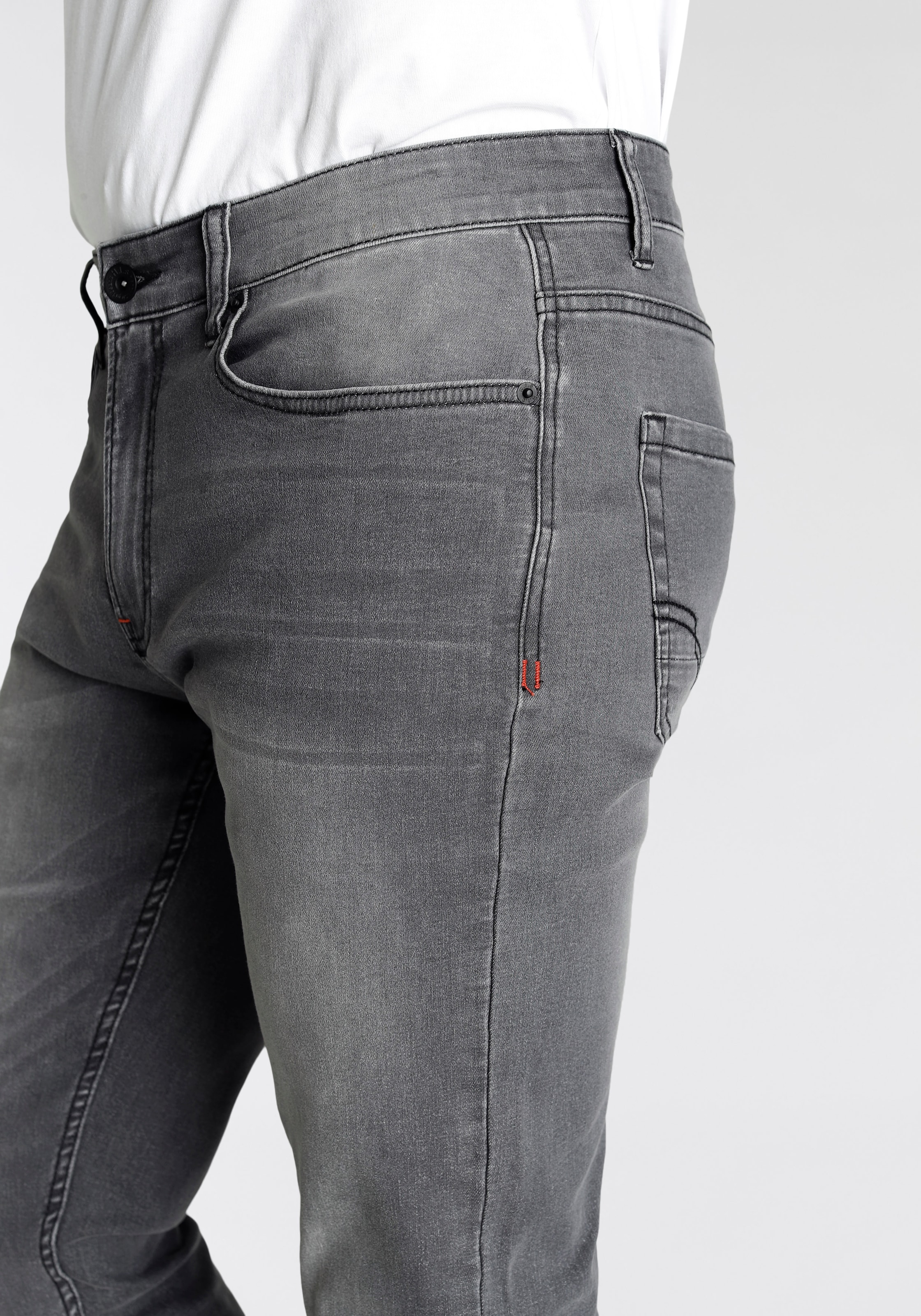 H.I.S Slim-fit-Jeans »FLUSH«, schmale Beinform, mit Used-Effekten, niedrige Leibhöhe