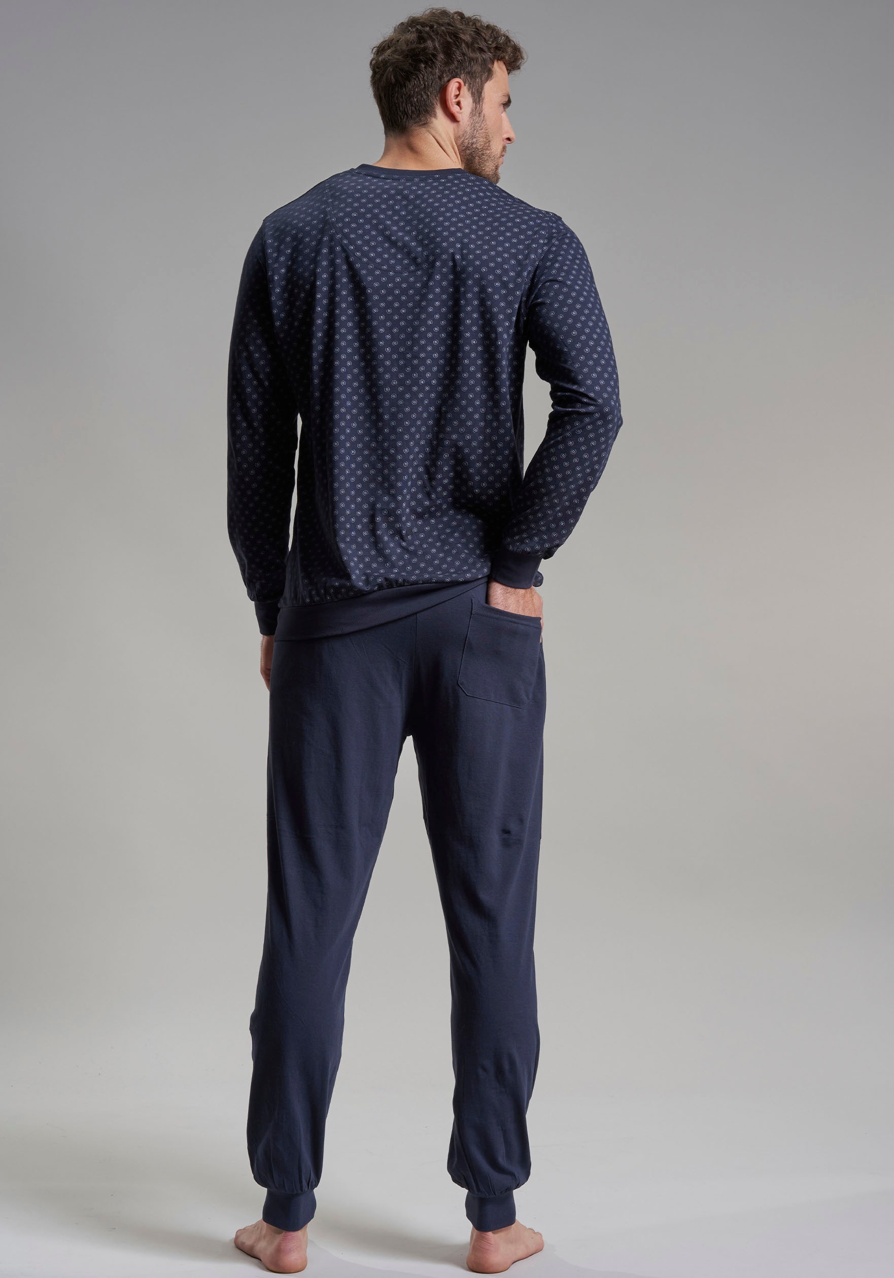 bugatti Pyjama, (2 tlg.), mit modischem V-Ausschnitt