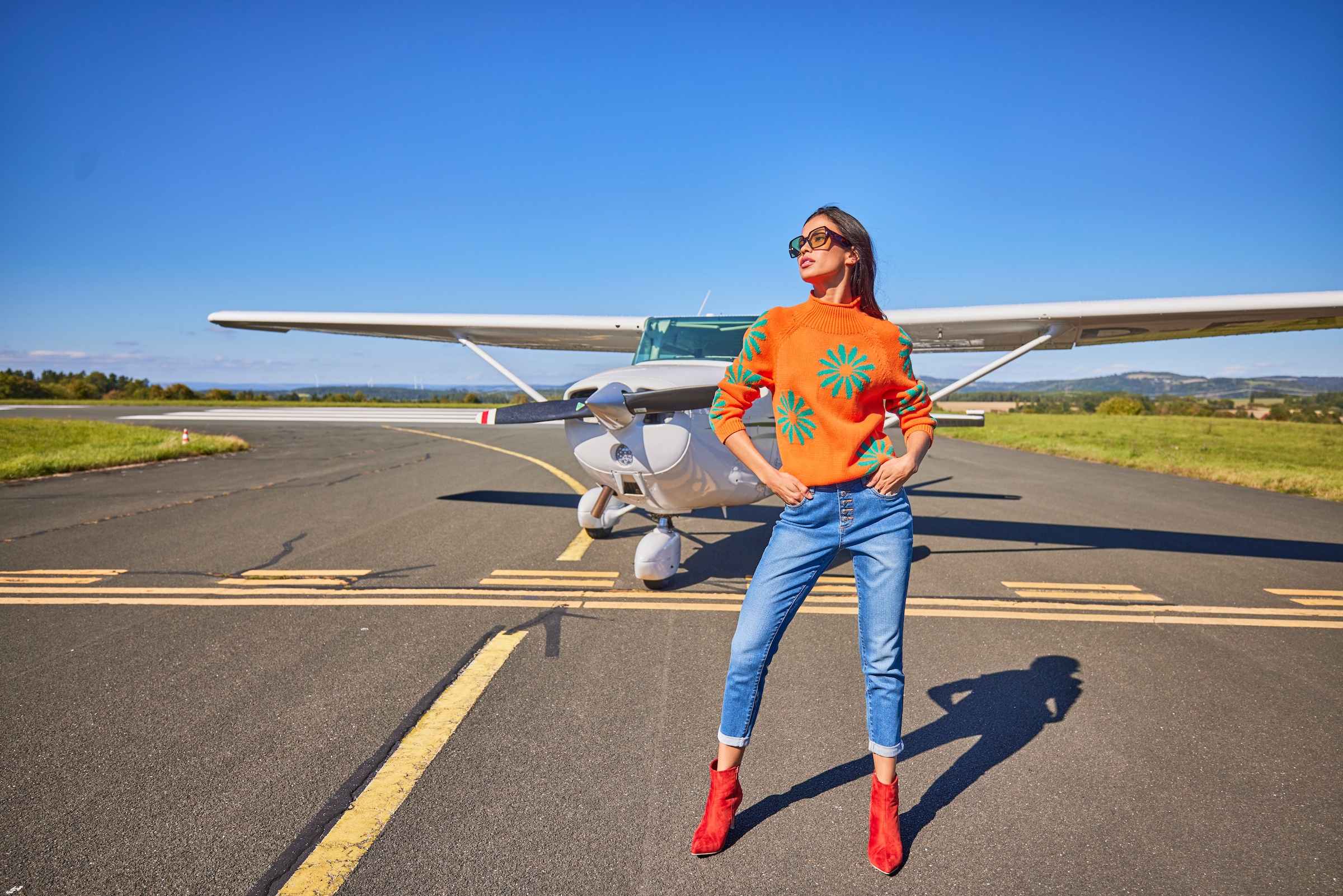 Aniston SELECTED Straight-Jeans sichtbare Knopfleiste und Used-Waschung - NEUE KOLLEKTION