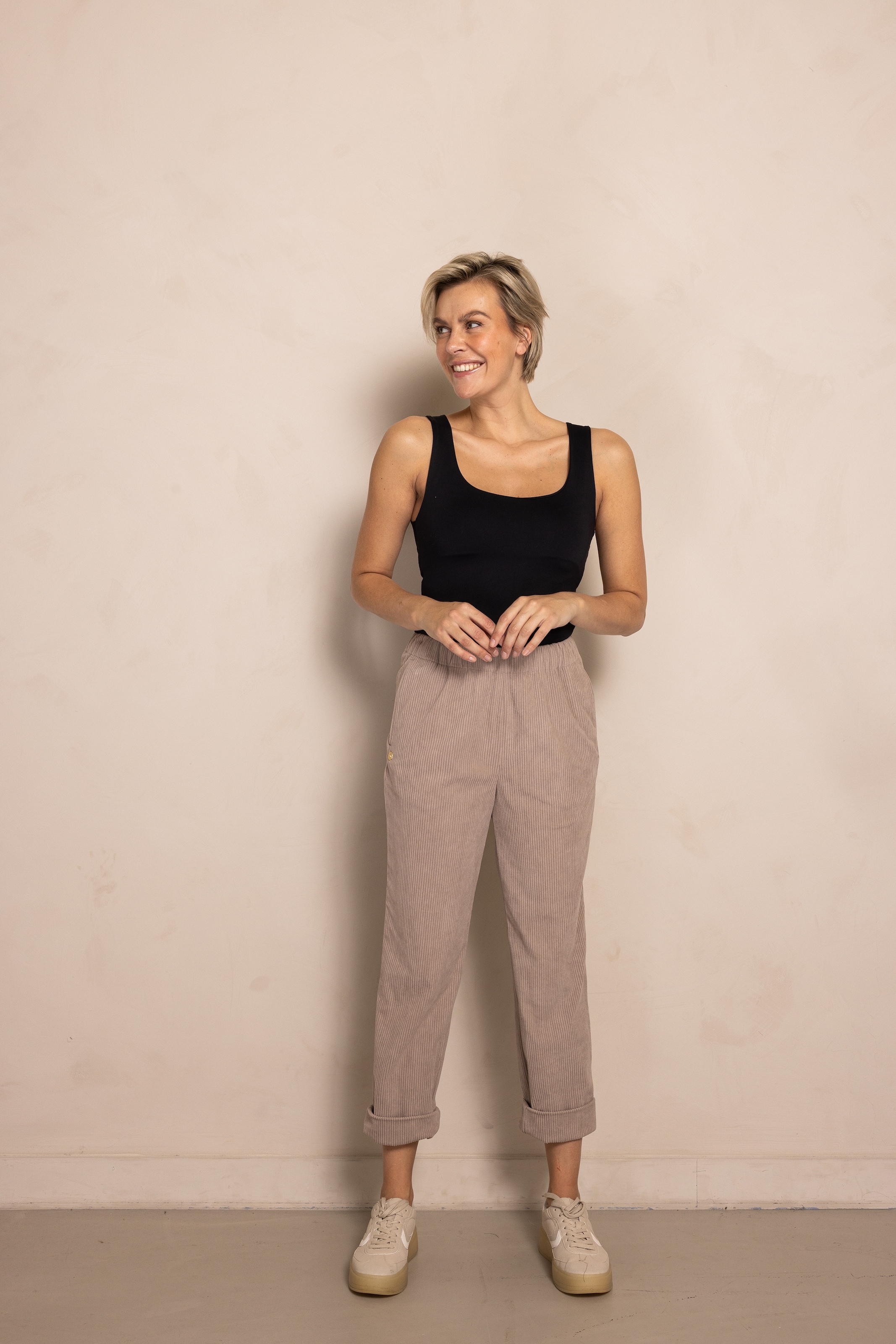 Zhrill Cordhose »ZHPIA«  mit aufgesticktem Logo-Detail auf der linken Seite, bequeme Passform