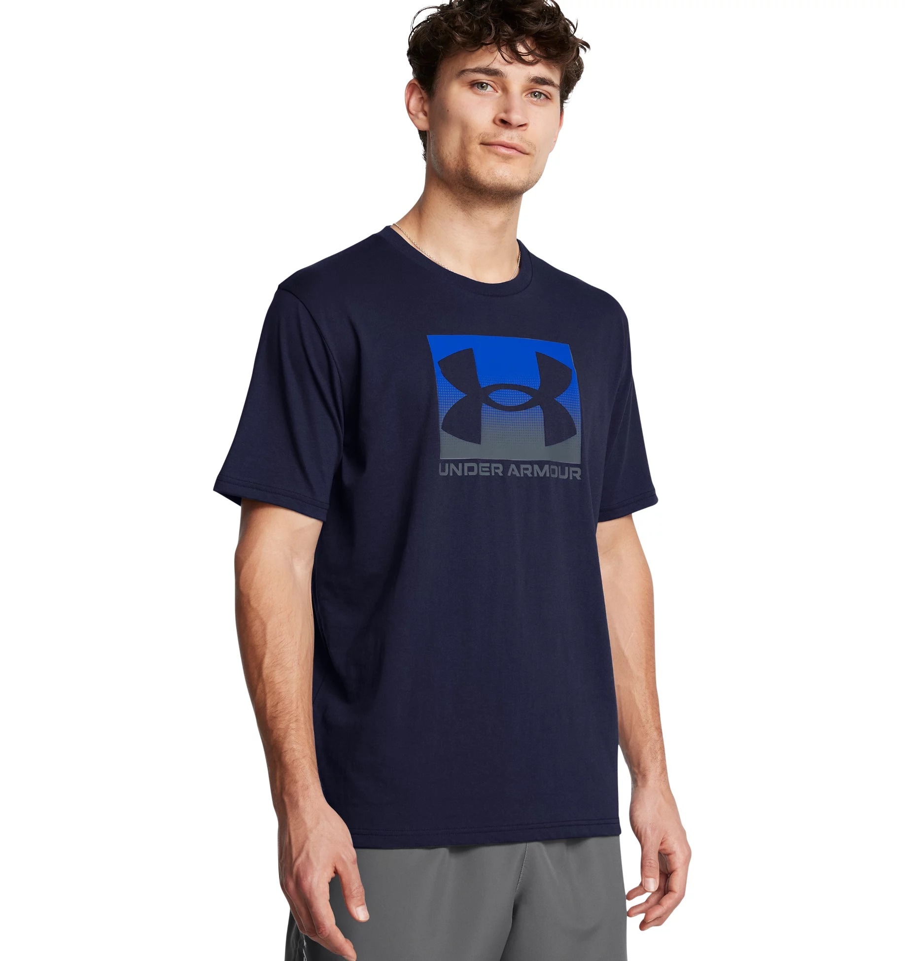 Under Armour® T-Shirt »UA M BOXED SPORTS UPDATED SS« sportlicher Stil, Rundhalsausschnitt, aus Baumwolle und Polyester