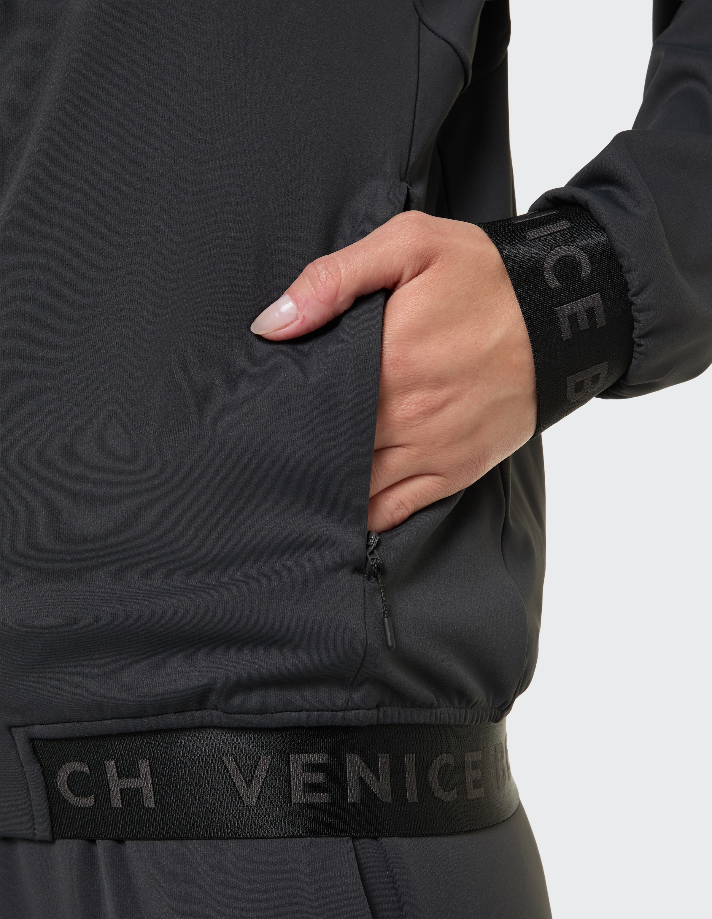 Venice Beach Sweatjacke »D JOGGINGJACKE SIENNA« für Erwachsene konzipiert