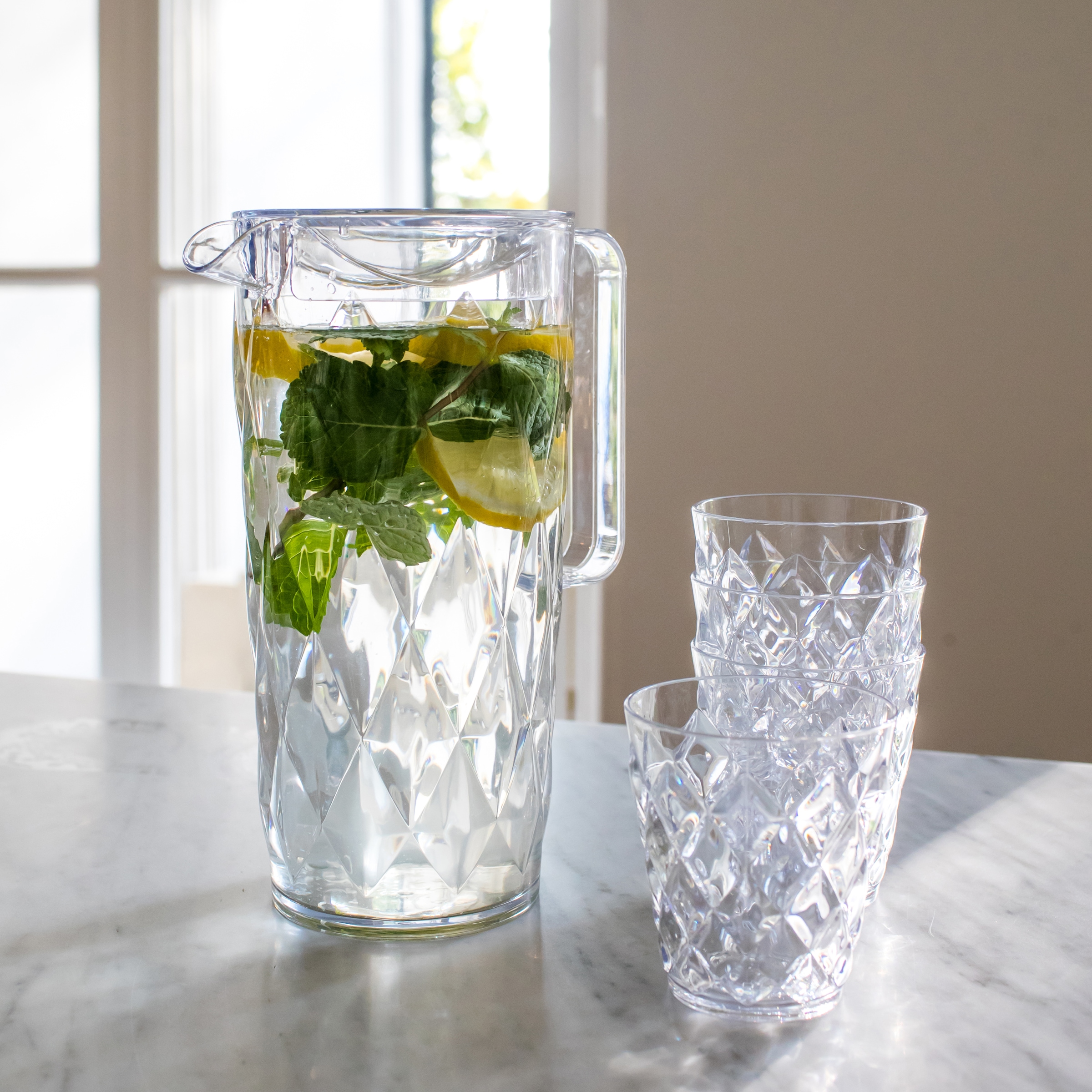 KOZIOL Kanne »CRYSTAL«, 1,6 l, (Set, 5 St.), spülmaschinenegeeignet, 100% recycelbar, 1 Kanne 1,6L+ 4 Becher 250ml