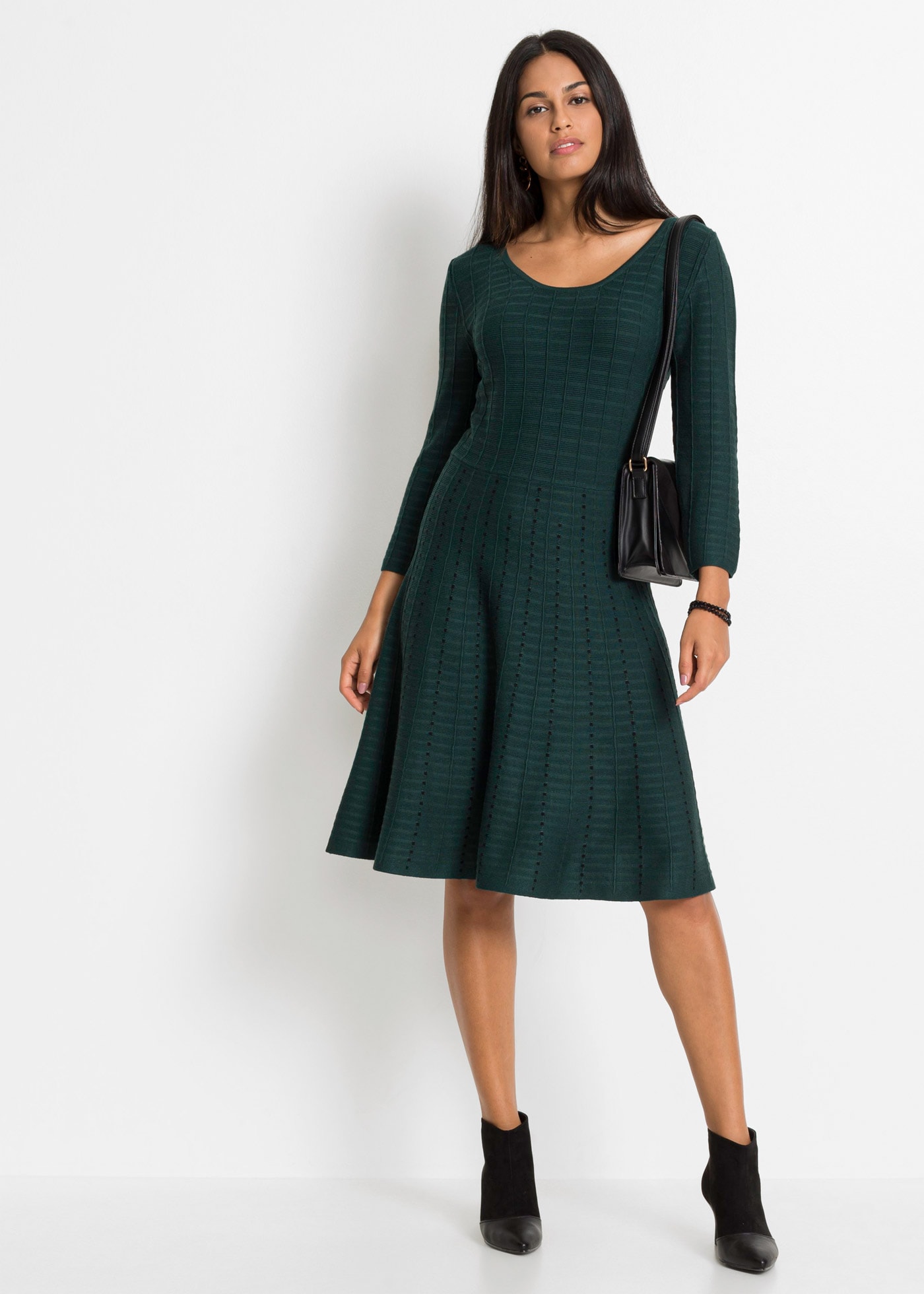 bonprix Strickkleid »Strickkleid aus fließendem Viskose-Mix« für besondere Anlässe, aus Viskose-Mix, ausgestellte Passform