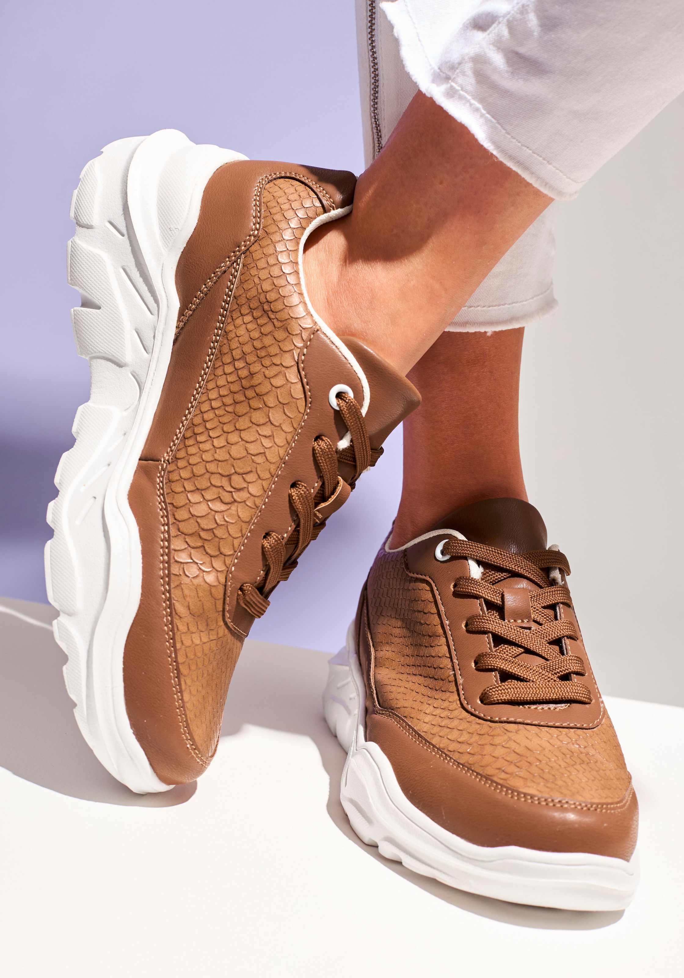 LASCANA Sneaker  Halbschuh, Sportschuh, leichte Chunky Sohle VEGAN