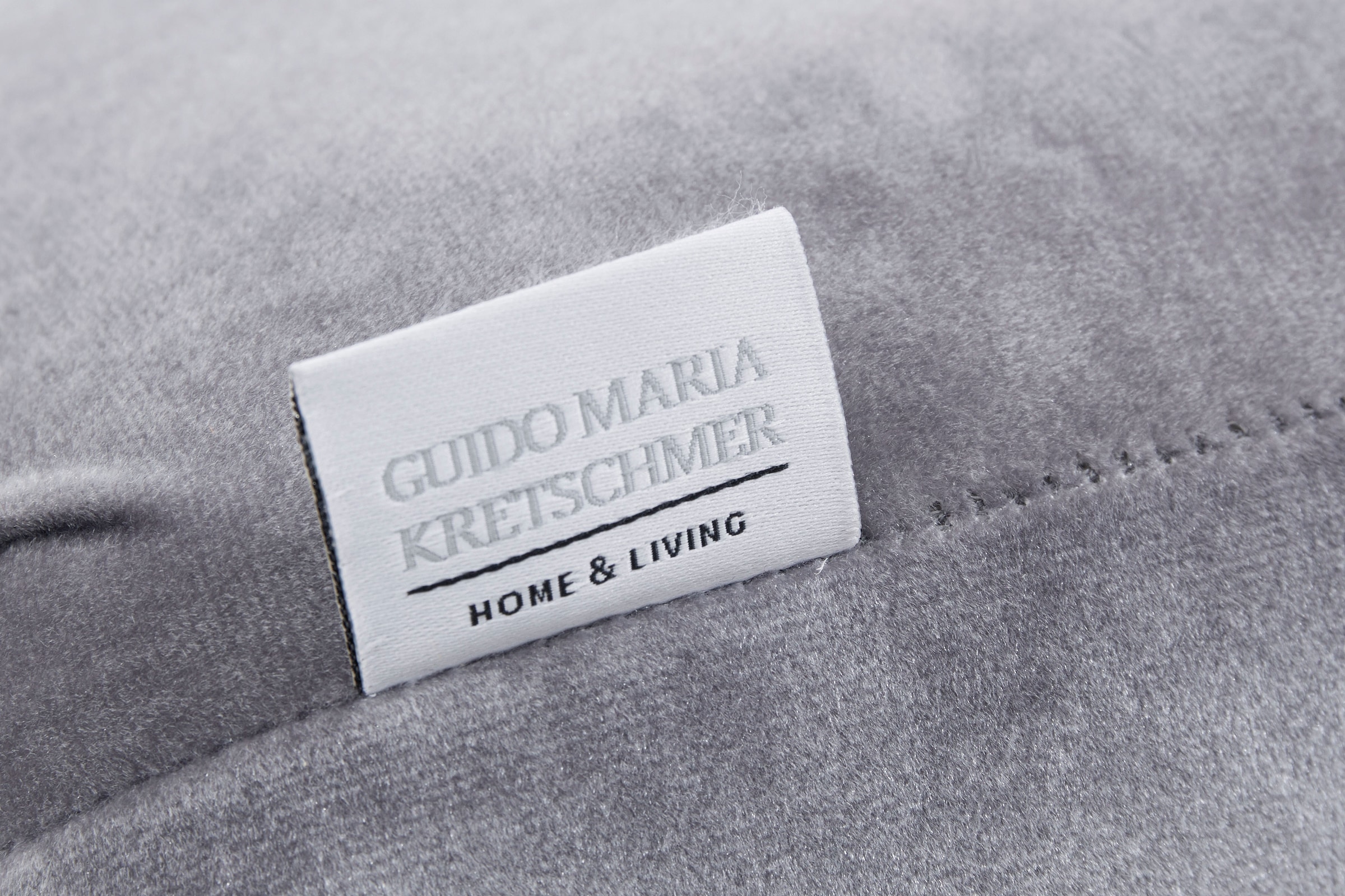 Guido Maria Kretschmer Home&Living Polsterhocker »Kalina«, mit klassischer Chesterfield-Knopfheftung, passend zur Serie "Kalina"