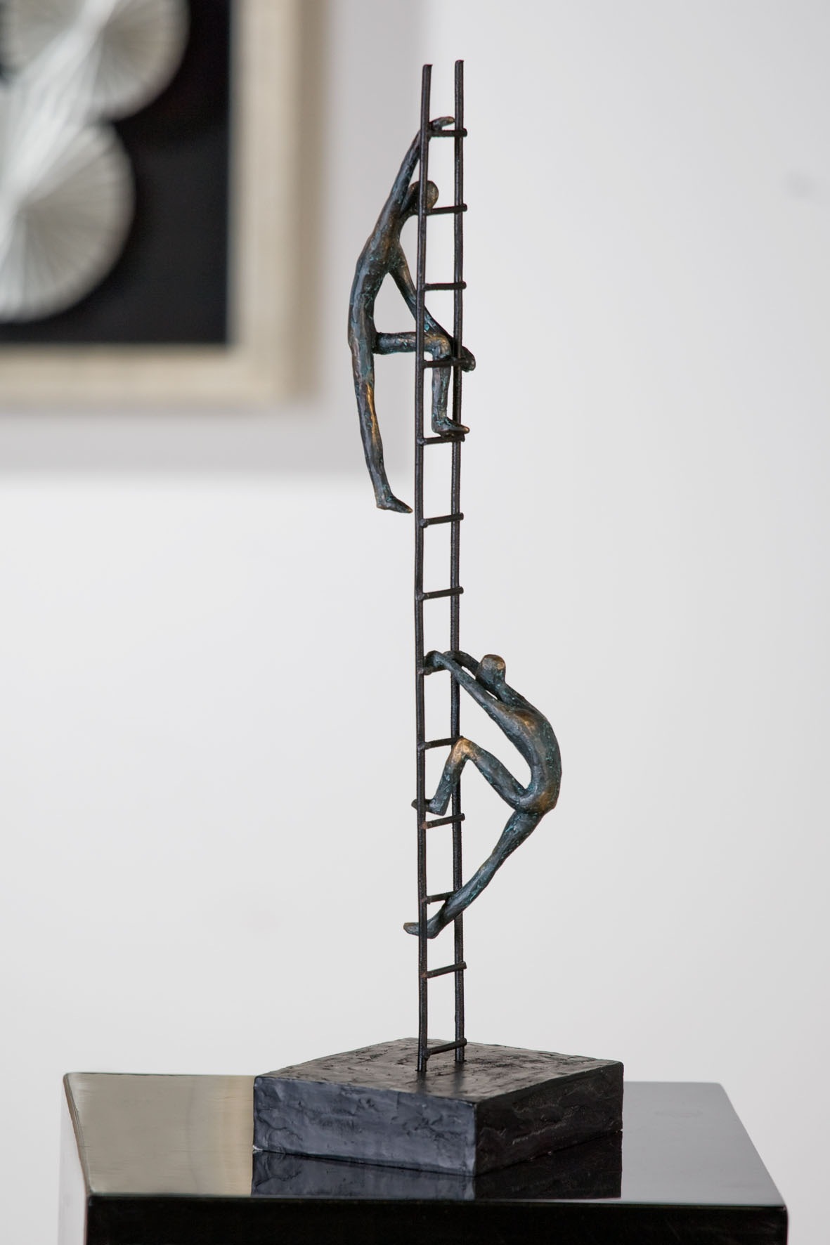 Casablanca by Gilde Dekofigur »Skulptur Balance of Power, silber«, Dekoobjekt, Höhe 43 cm, mit Spruchanhänger, Wohnzimmer