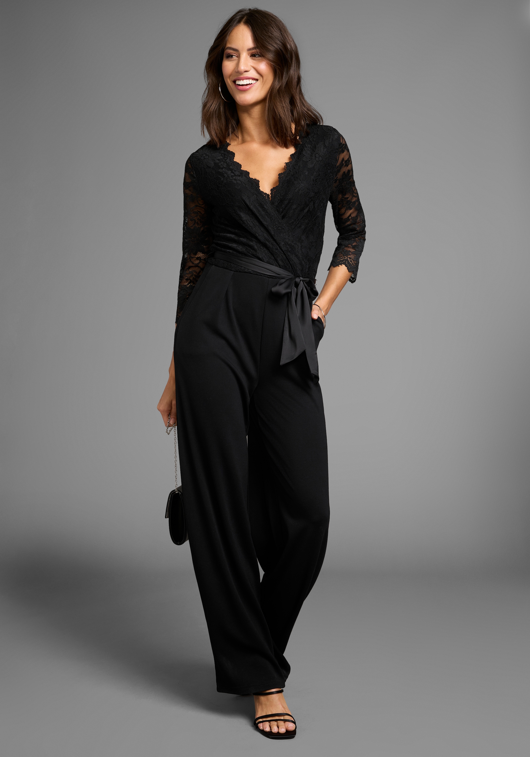 Laura Scott Jumpsuit, mit Spitzenoberteil und Satin-Bindegürtel