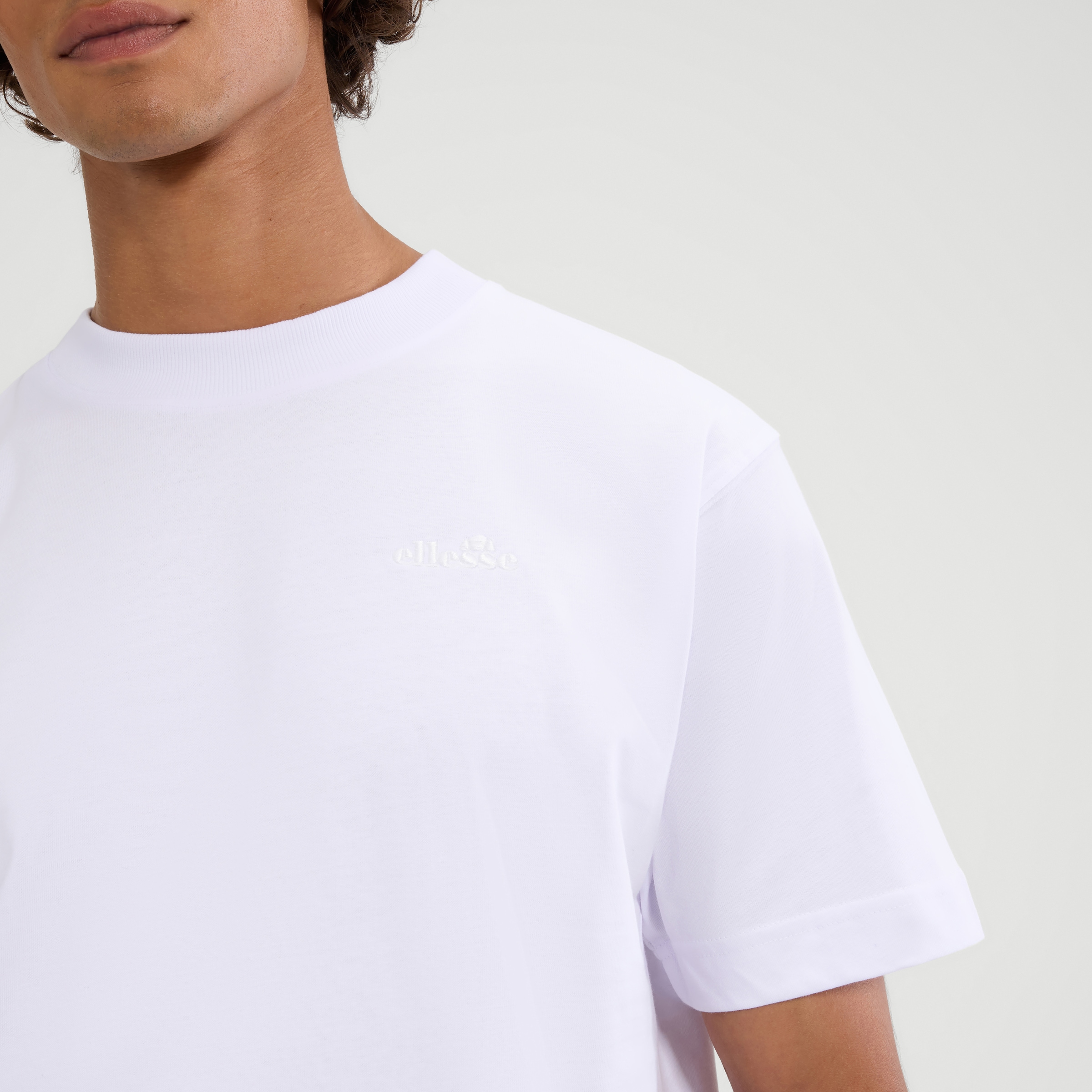 Ellesse T-Shirt »ACCIANO T SHIRT« mit dichter Stickerei auf der Brust, aus Baumwolle