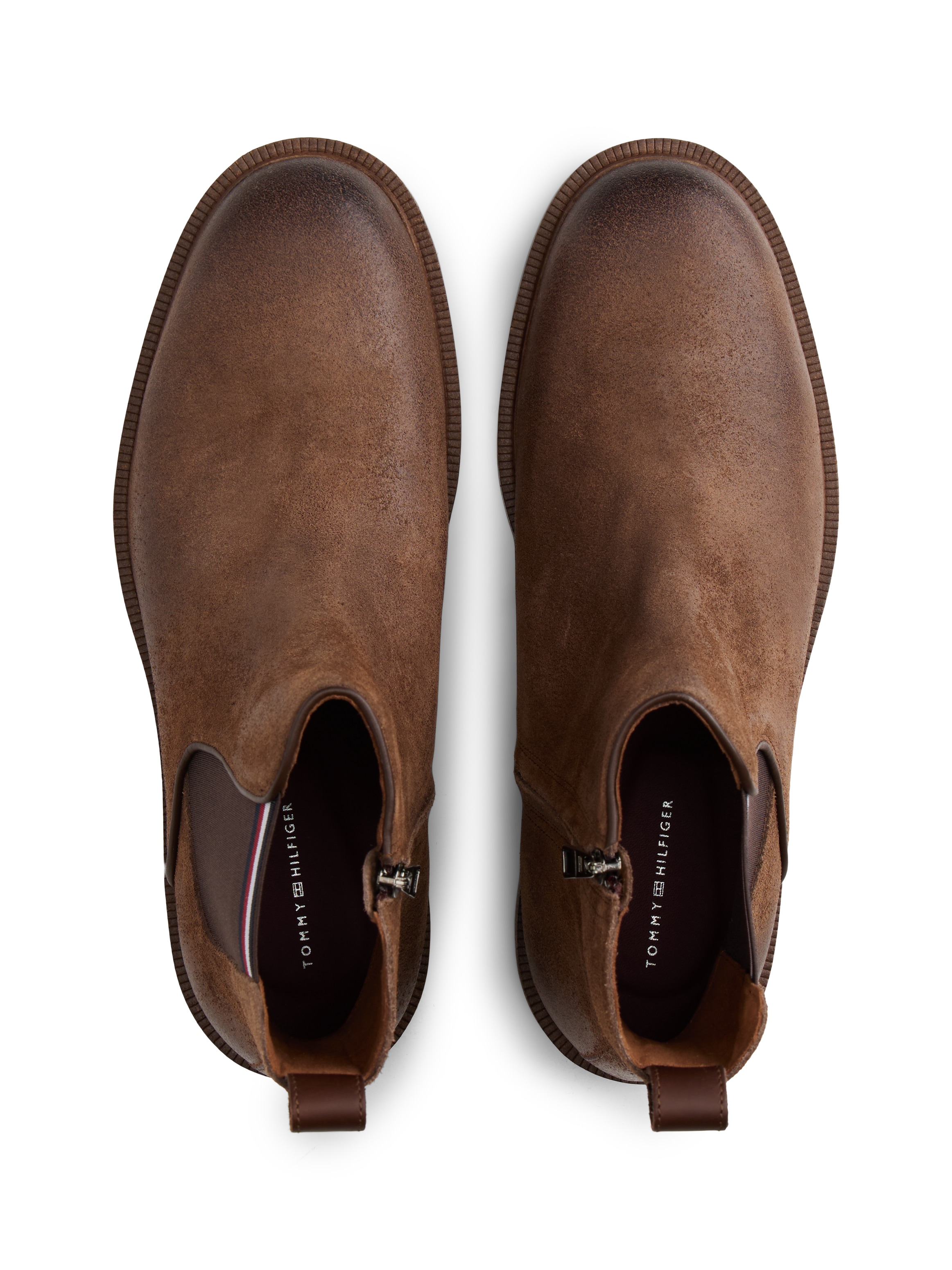 Tommy Hilfiger Chelseaboots »CLEATED HILFIGER SUEDE CHELSEA«, Blockabsatz, Stiefelette, Businessschuh mit Logostreifen