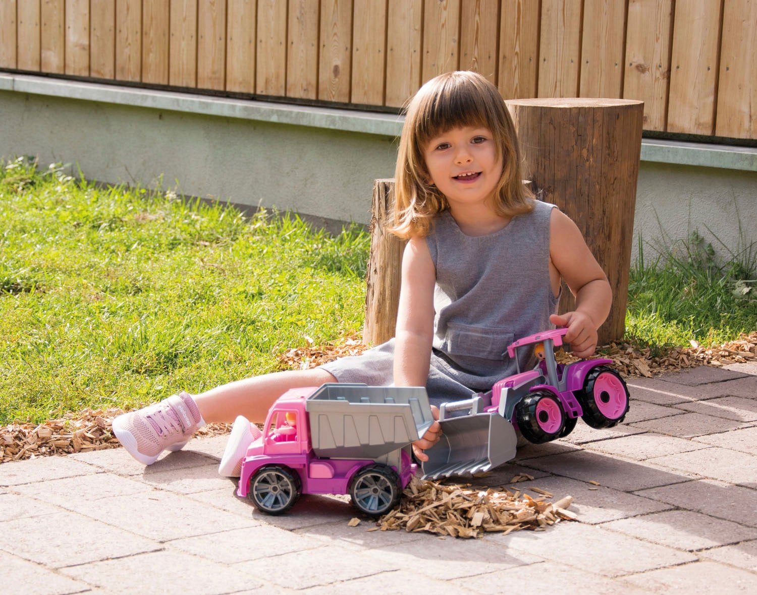 Lena® Spielzeug-Traktor »TRUXX, rosa« inklusive Spielfigur, Made in Europe