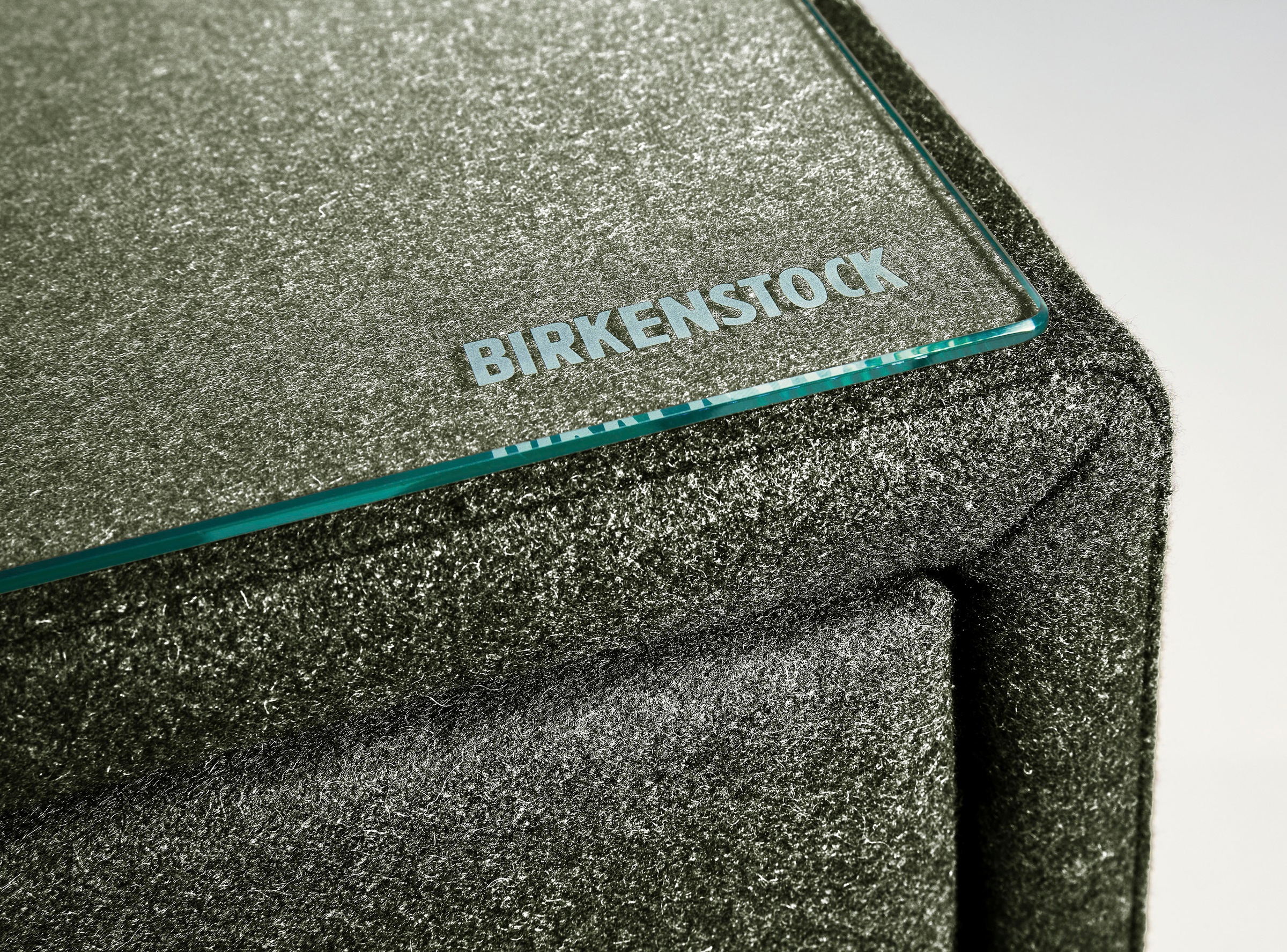 Birkenstock Nachtkommode »Montevideo«, mit Holz-Griffen, mit Holzsockel