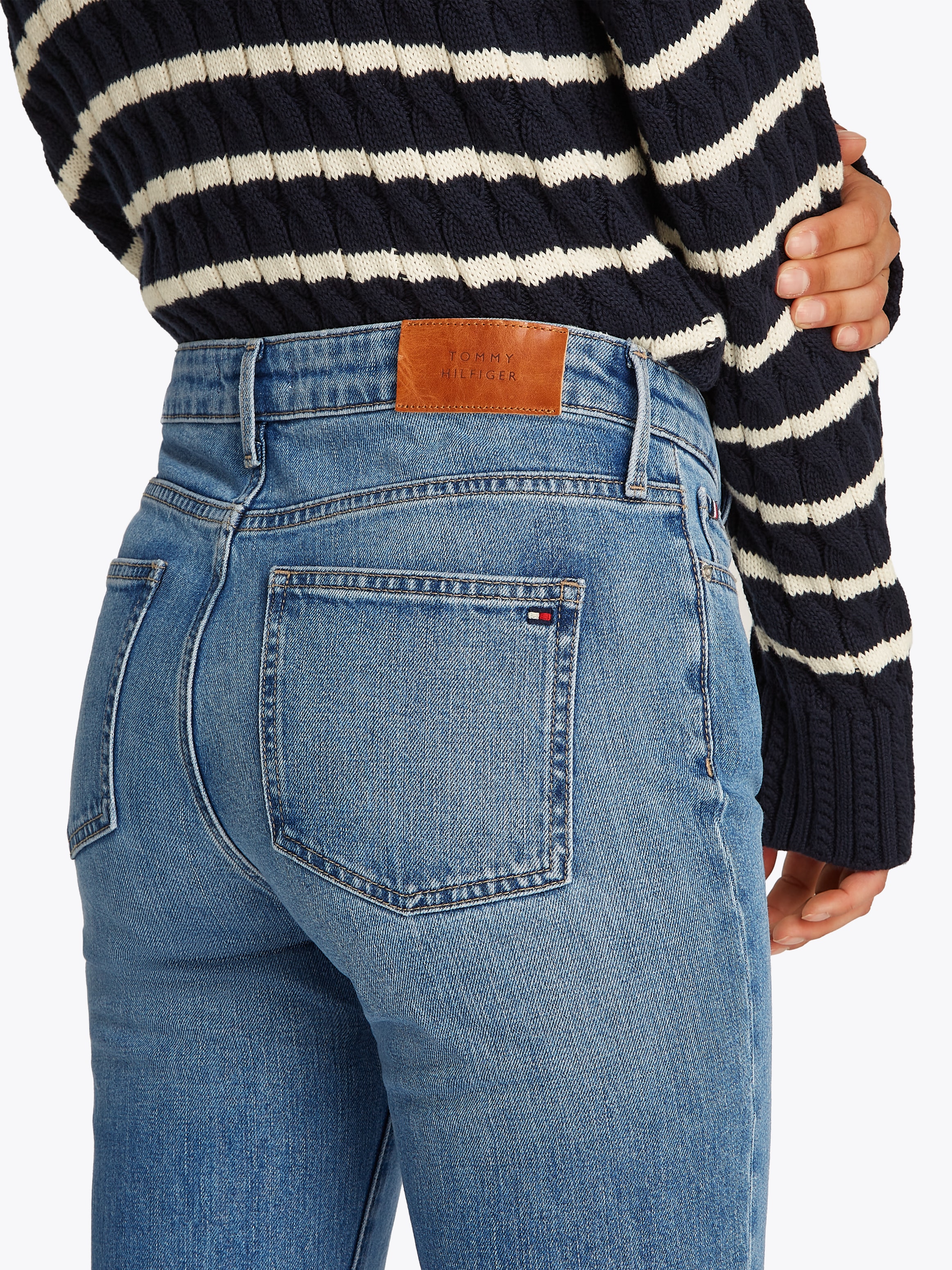 Tommy Hilfiger Bootcut-Jeans »Bootcut Regular Waist«, mittlere normale Leibhöhe, mit Bügelfalten, mit Nieten