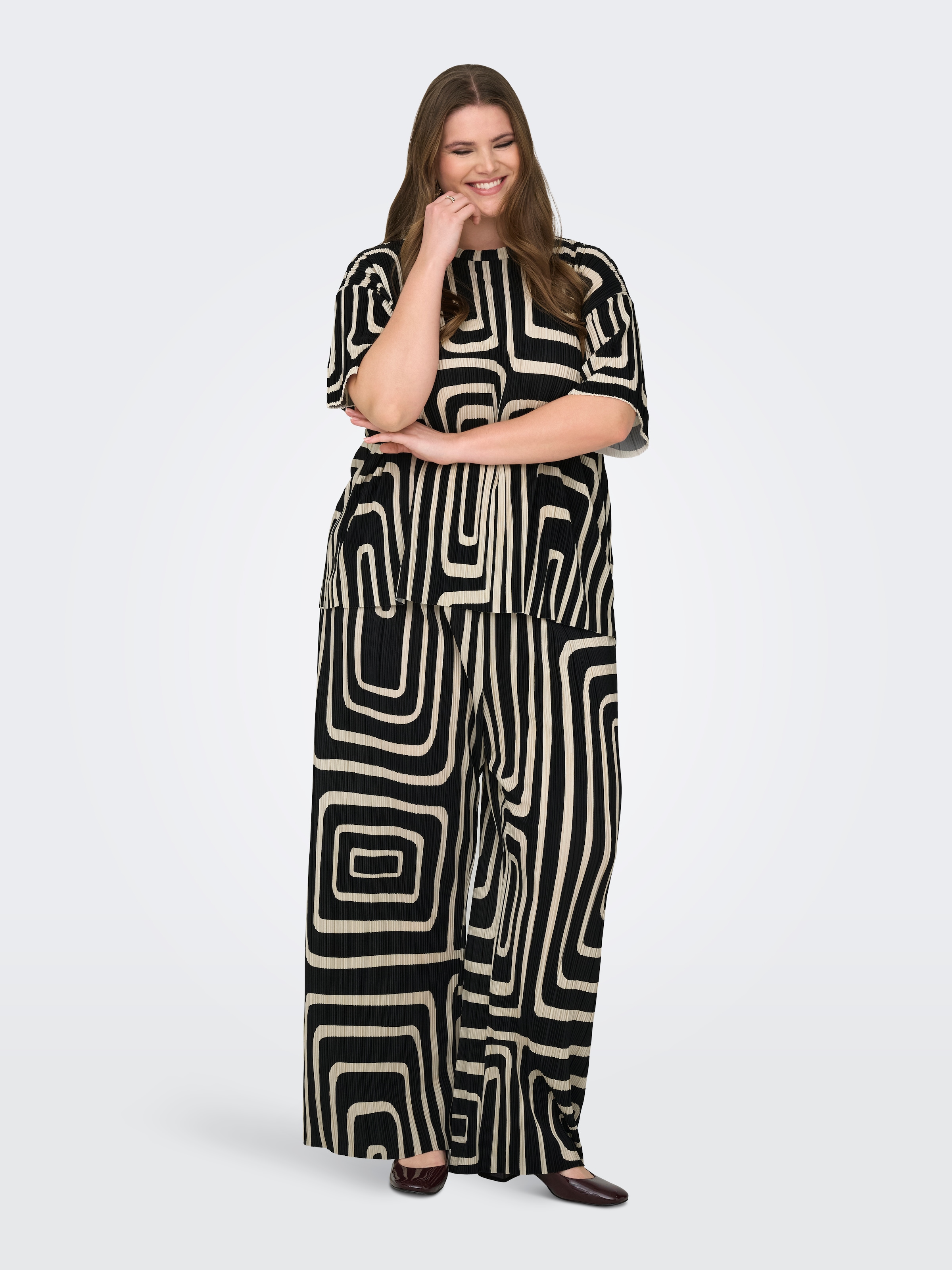 ONLY CARMAKOMA Kurzarmshirt »CARRAVENNA S/S PLISSE AOP TOP JRS NOOS«