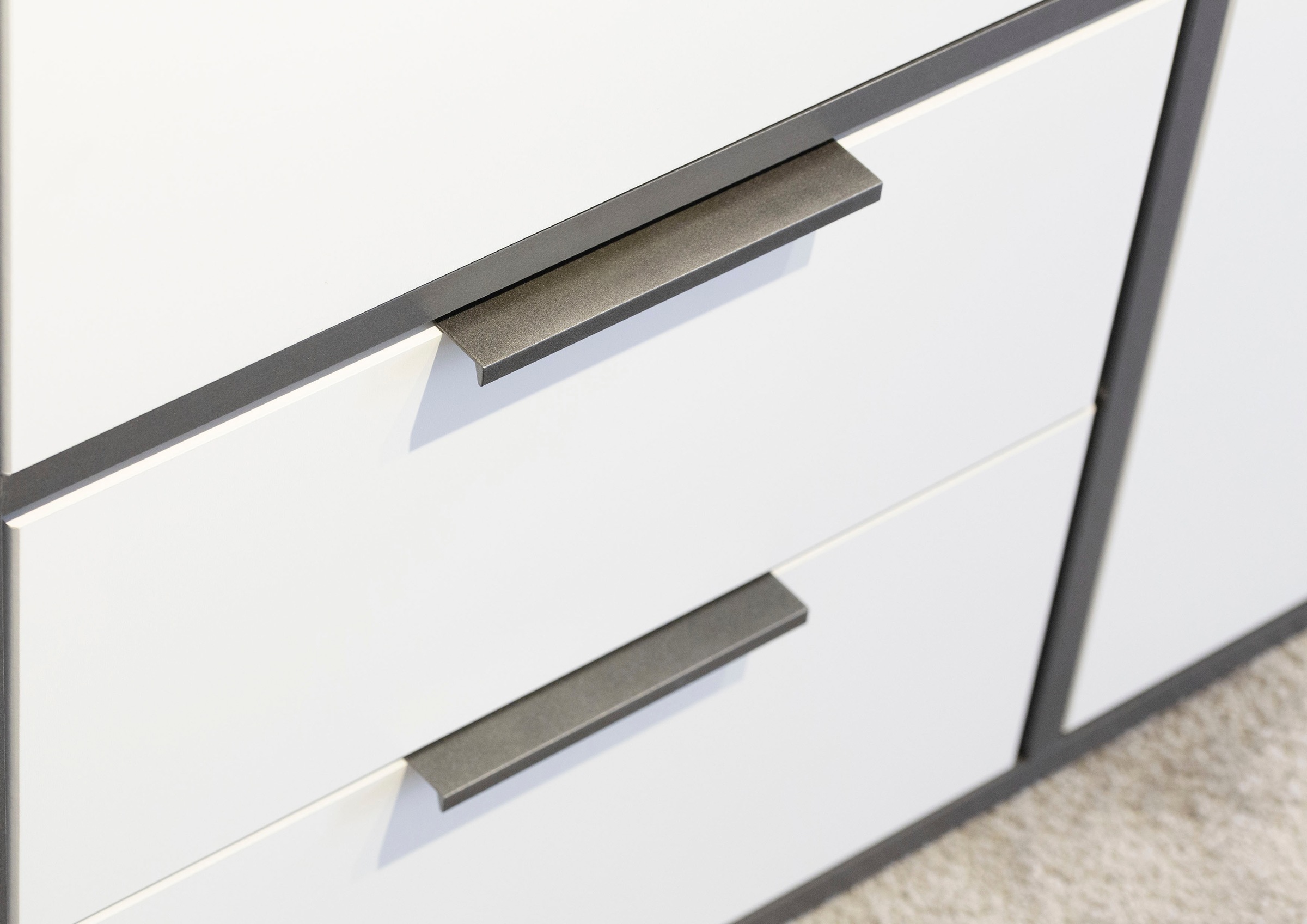 rauch Drehtürenschrank »Kleiderschrank Schrank Garderobe Wäscheschrank NAGATA mit Spiegel«, (in 3 verschiedenen Ausstattungen BASIC/CLASSIC/PREMIUM), und Schubladen sowie Stangengriffen TOPSELLER MADE IN GERMANY