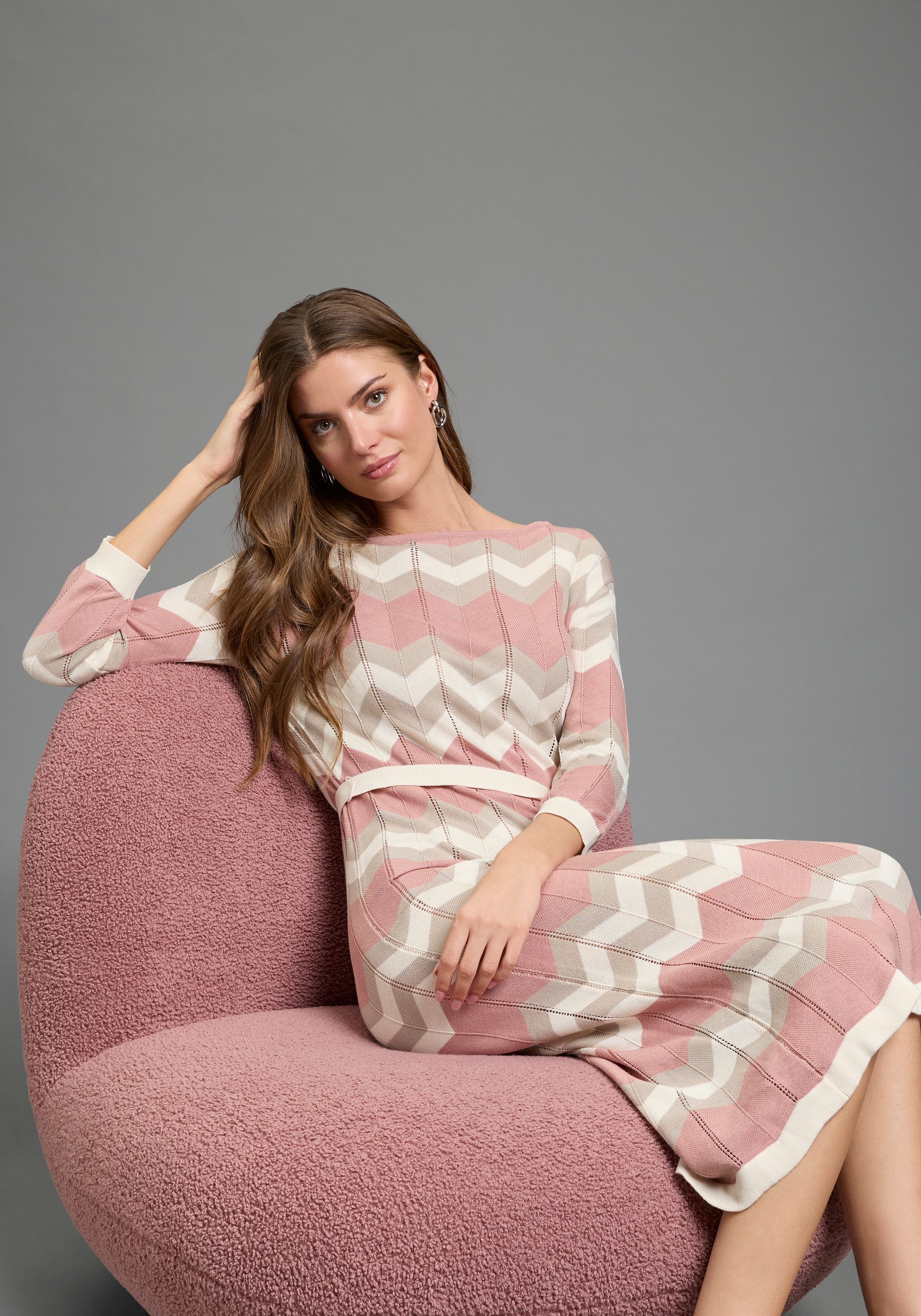 Laura Scott Strickkleid mit modernem Zickzack-Muster