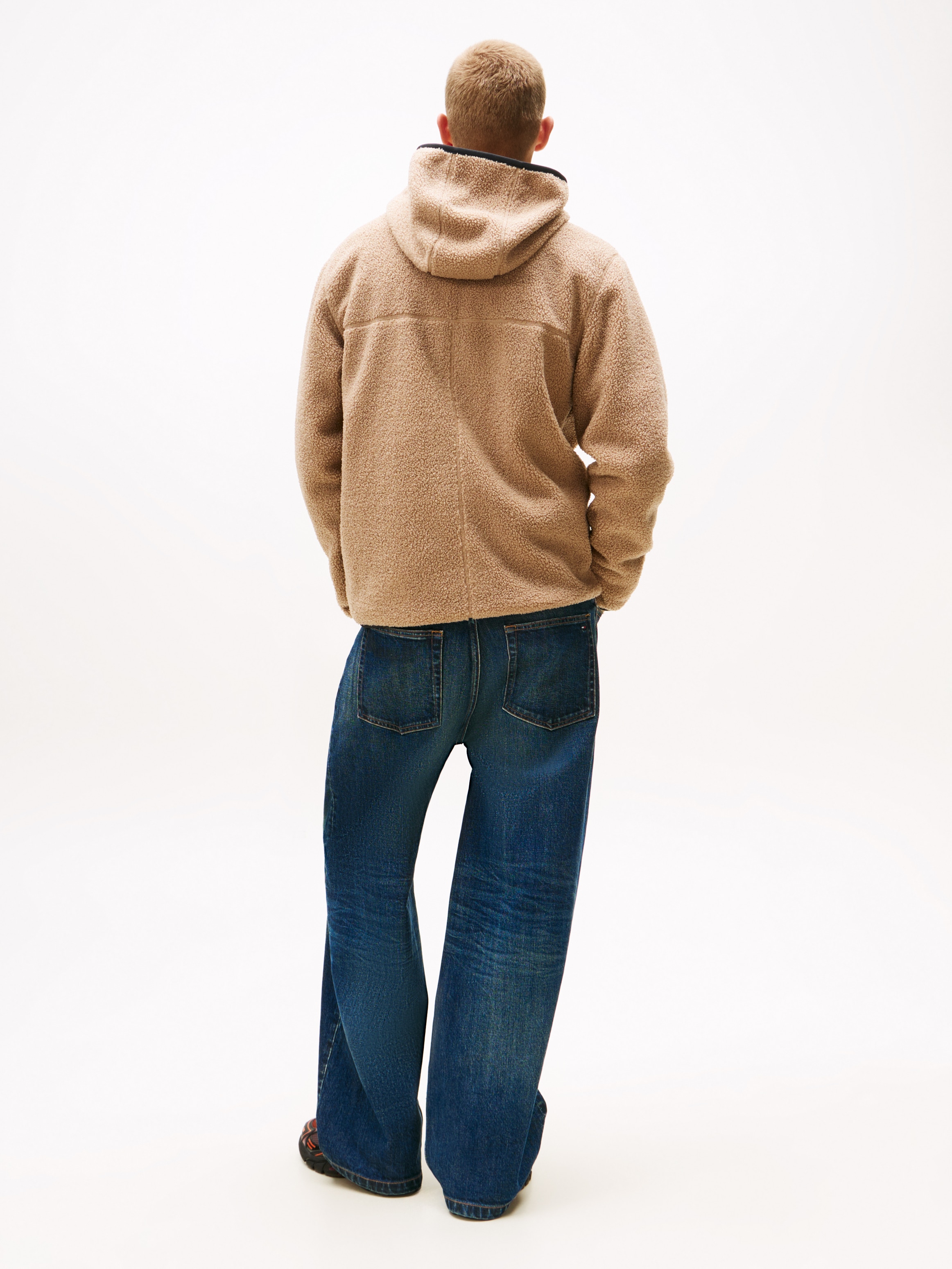 Tommy Jeans Plüschjacke »TJM REG BADGE TEDDY ZIP TRU EXT«, mit Kapuze, Freizeitjacke, Übergangsjacke, Teddyjacke mit Logopatch