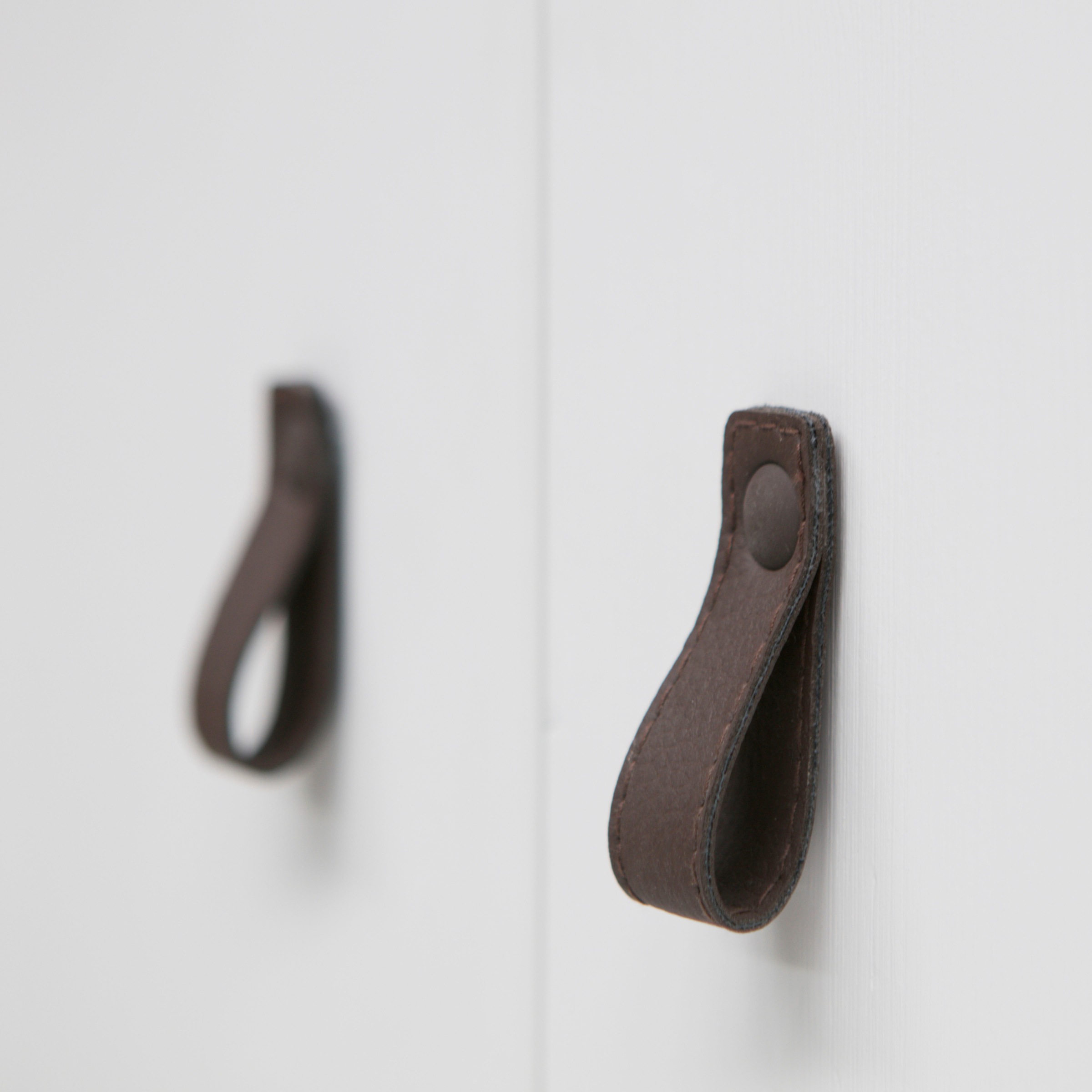 WOOOD Garderobenschrank »Ties FSC®-Kiefernholz gebürstet mit Ledergriffen, H202 x B111 x T55 cm« V-Nuten-Türen, Tragkraft 10 kg pro Einlegeboden, Melamininterieur