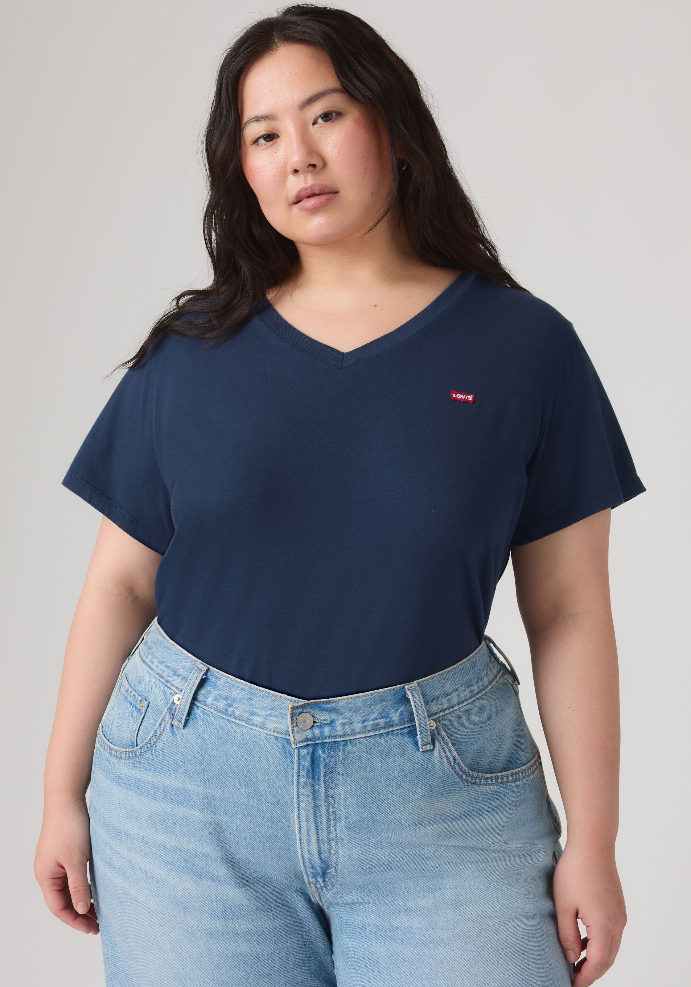 Levi's® Plus V-Shirt »V NECK TEE« Figurumspielende Passform