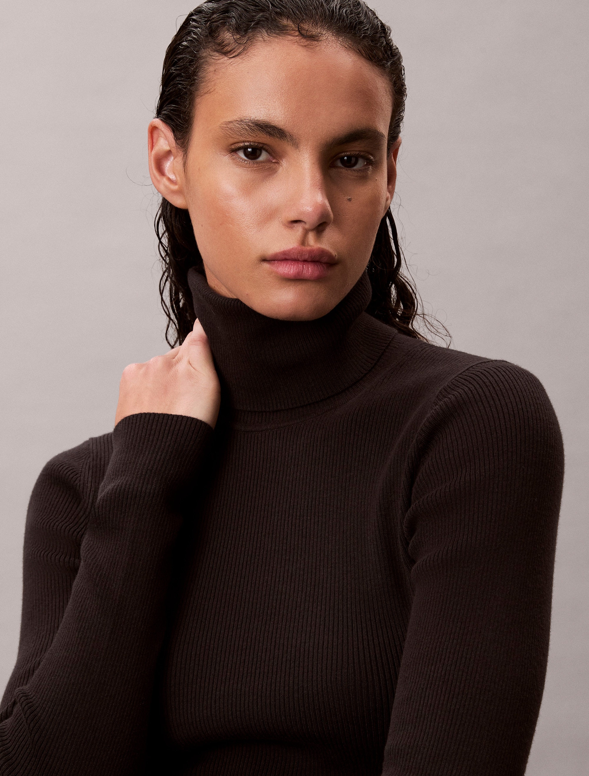 Calvin Klein Jeans Rollkragenpullover, Rippstrick, figurbetonte Passform, Markenlabel