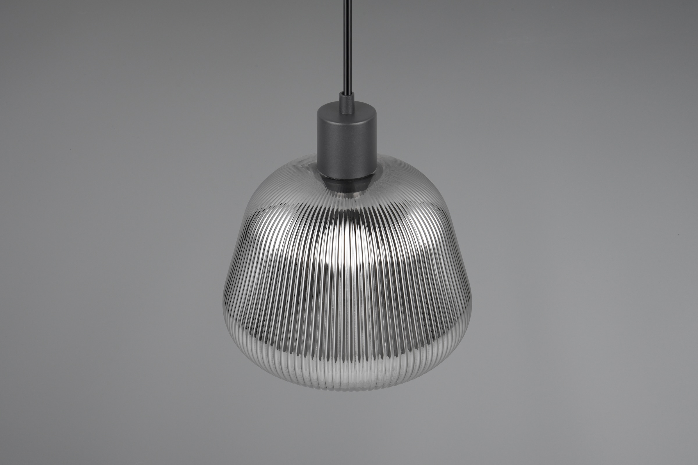 TRIO Leuchten Pendelleuchte »TARIFA, 1-flammige Hängeleuchte exkl 1xE27 max 25W, Glas Hängelampe«, 1 flammig, Leuchtmittel E27 | Leuchtmittel wechselbar, höhenverstellbar max 150cm Glas in Riffeloptik und leicht verspiegelt