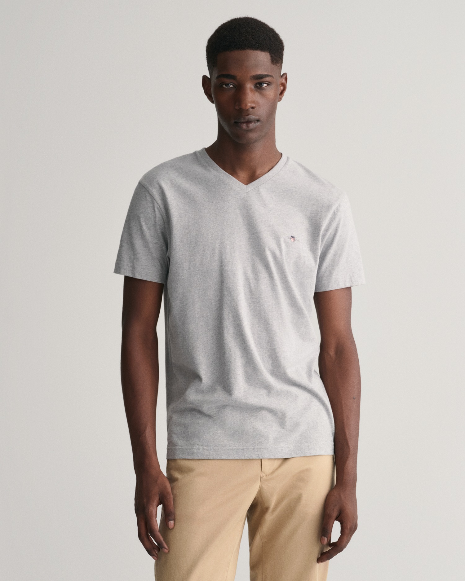 Gant T-Shirt »SLIM SHIELD V-NECK T-SHIRT« mit einer kleinen Logostickerei auf der Brust
