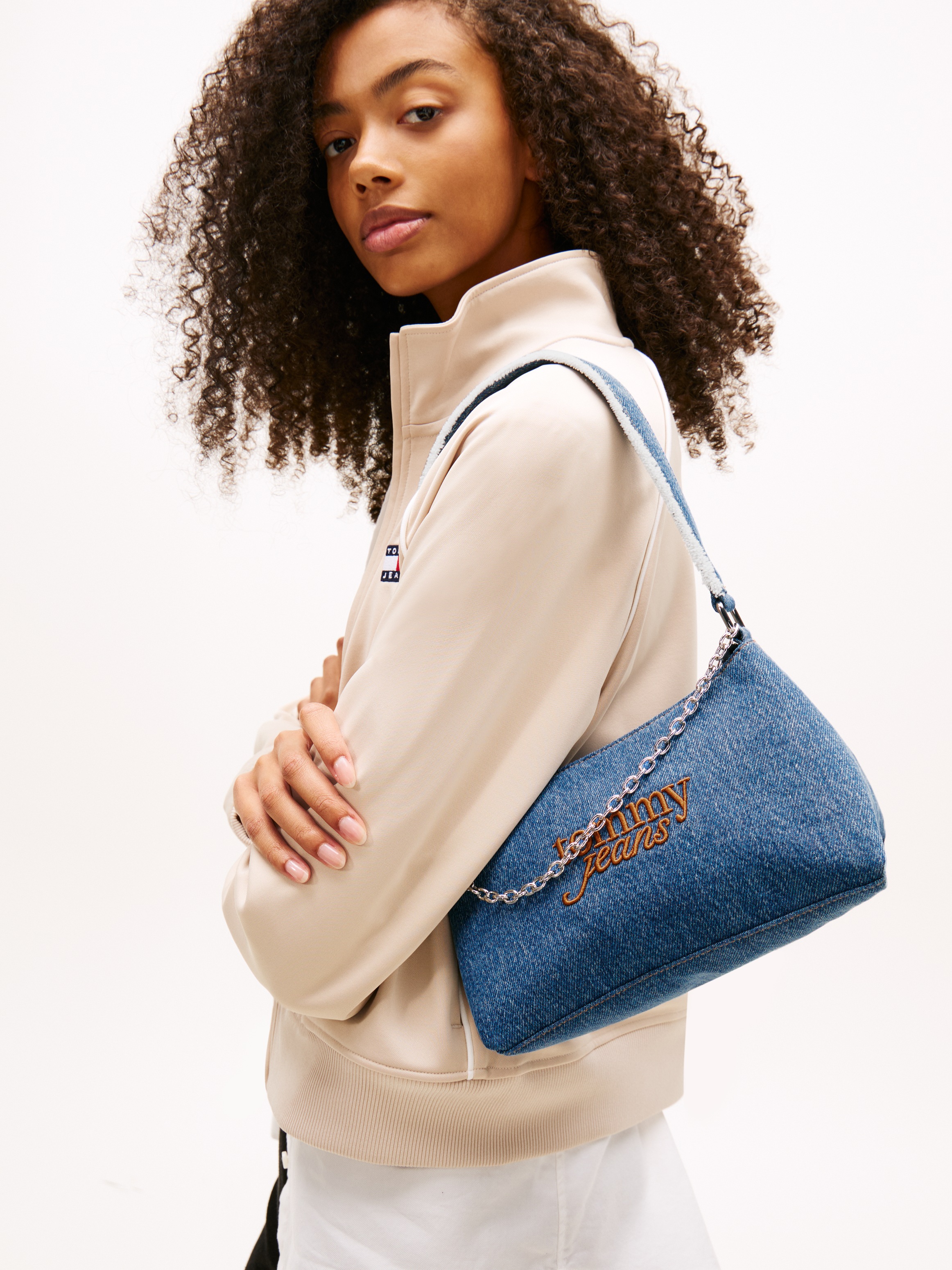 Tommy Jeans Schultertasche »TJW COOL DENIM SHOULDER BAG« , Damen Tragetasche, Minibag mit modischer Zierkette