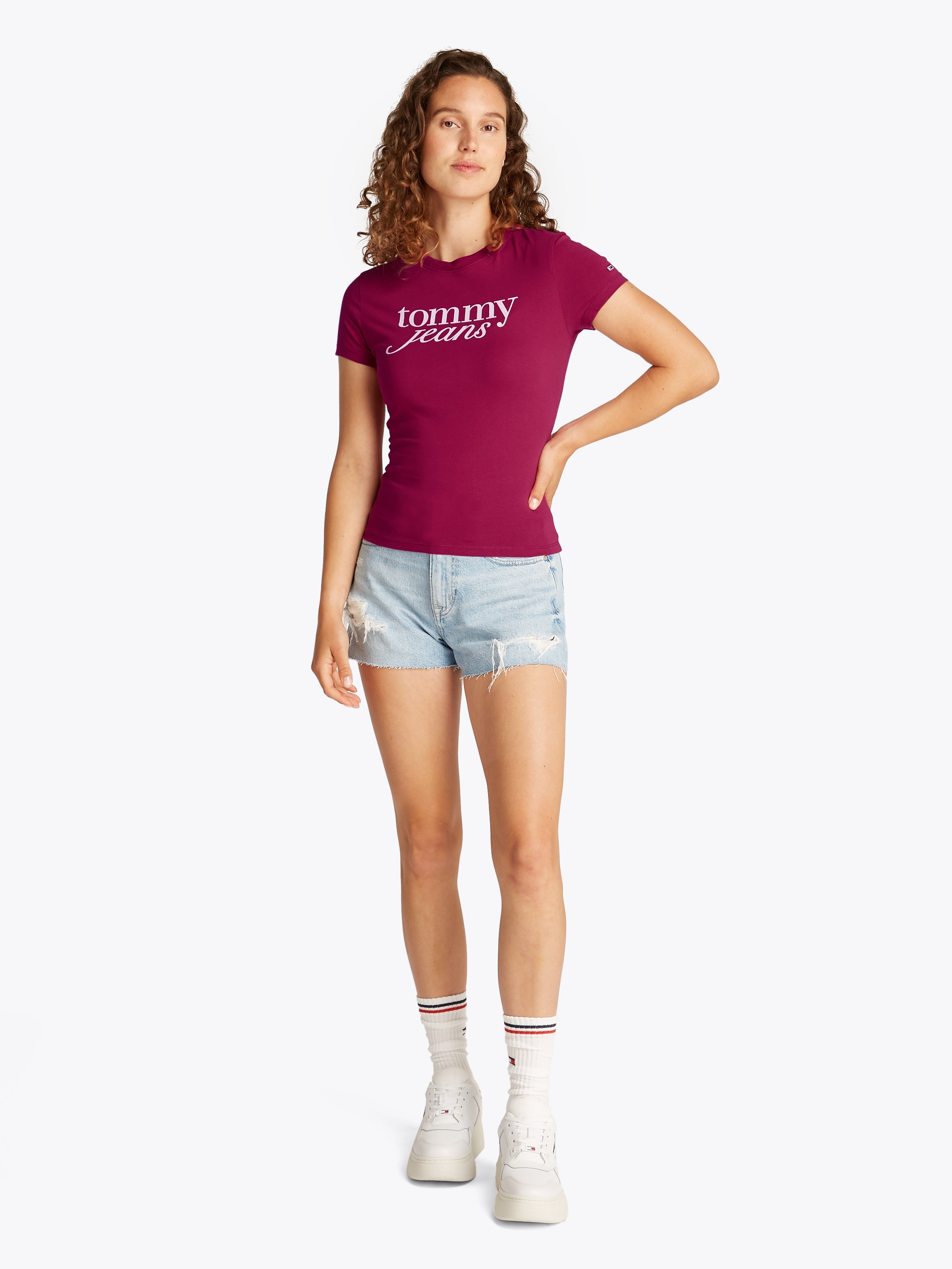 Tommy Jeans Curve Rundhalsshirt »Shirt TJW SLIM ESSENTIAL«, in Großen Größen, Logo-Print auf Brusthöhe, mit Logostickerei