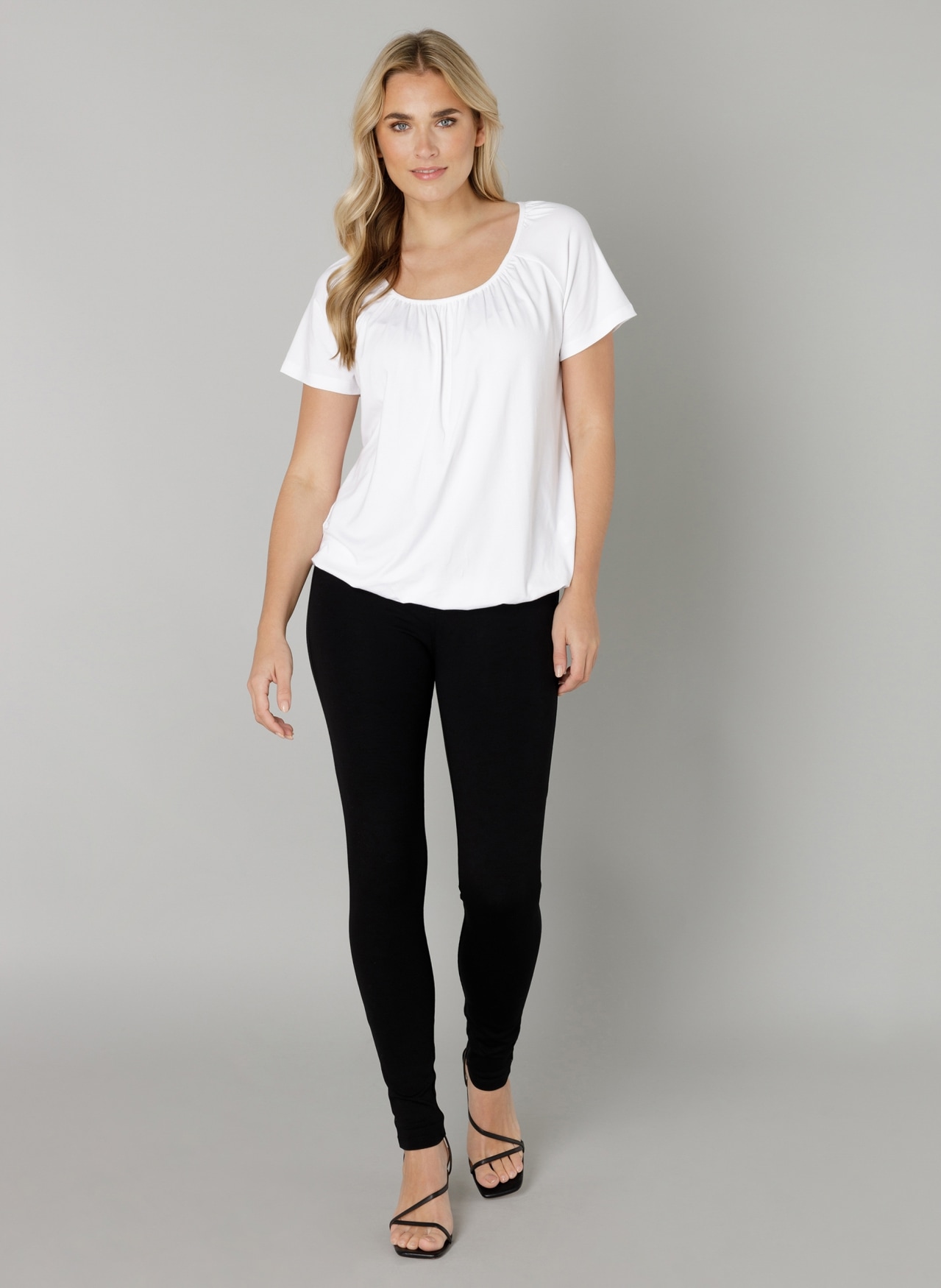 Base Level T-Shirt »Yona« mit Raffung am Rundhalsausschnitt