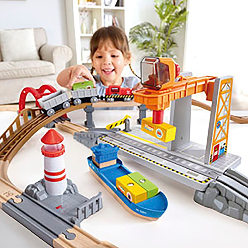 Hape Spielzeug-Eisenbahn »Bahn- und Seefracht Set«, mit Licht- und Soundeffekten