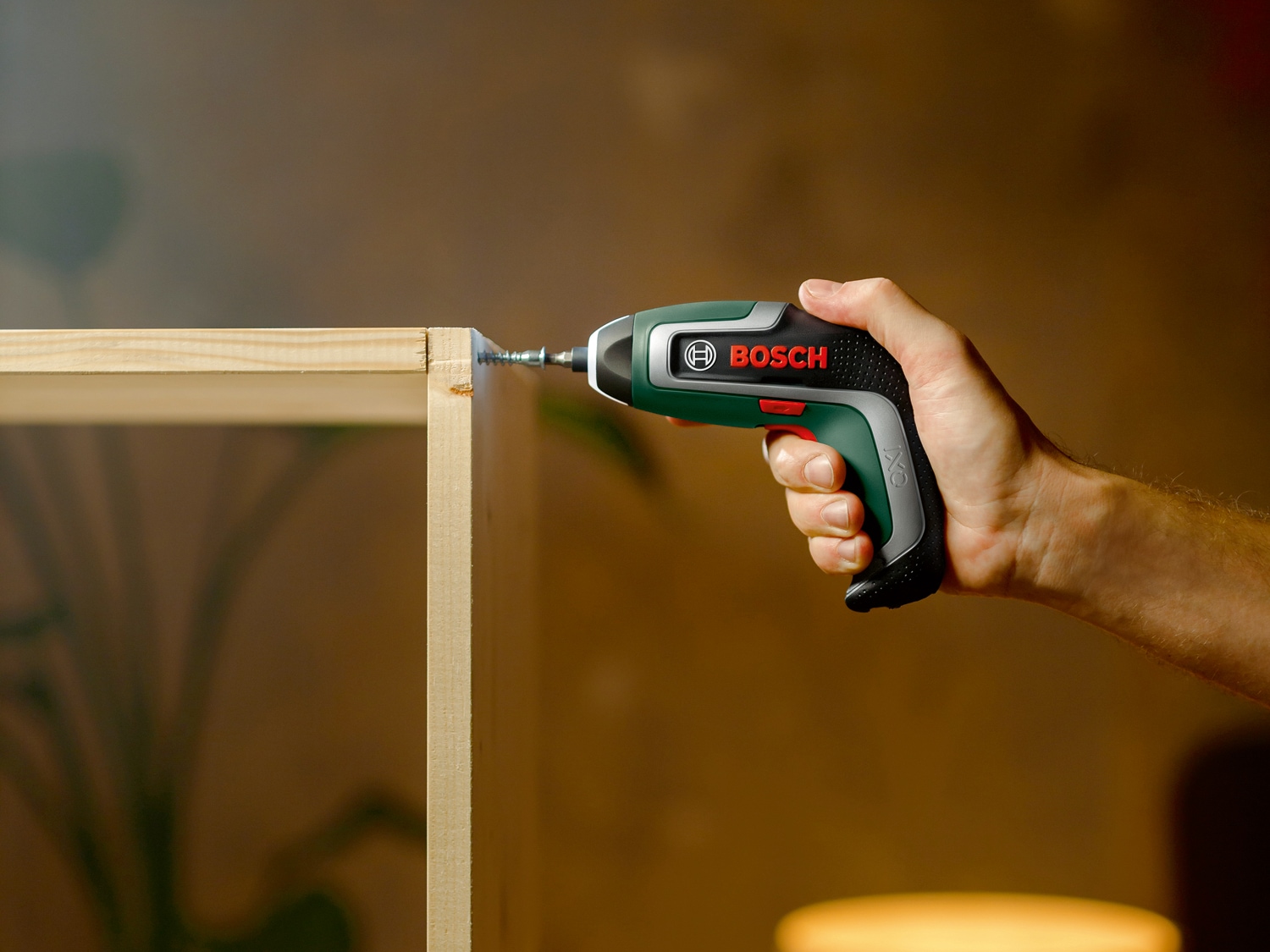 Bosch Home & Garden Akku-Schrauber »IXO 7 Flexi-Set«, mit flexibler Verlängerung 300 mm, Bit-Set und Ladekabel