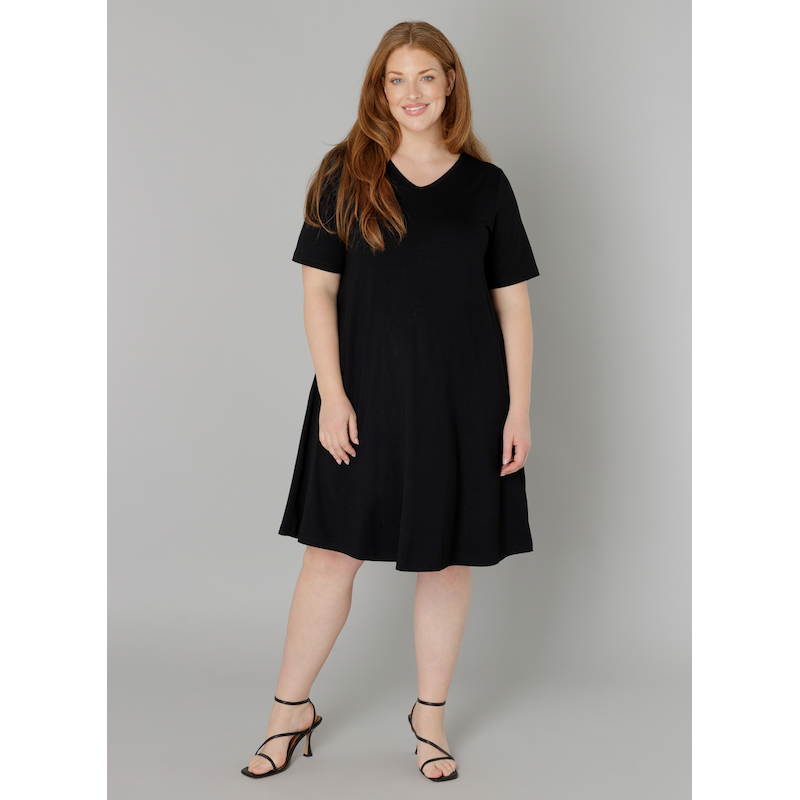 BASE LEVEL CURVY Shirtkleid »Abernathy« Sommerkleid In leicht ausgestellter Form black 58 (60) - N-Gr N-Gr 58 (60) T-Shirt-Kleid Abernathy von BASE...