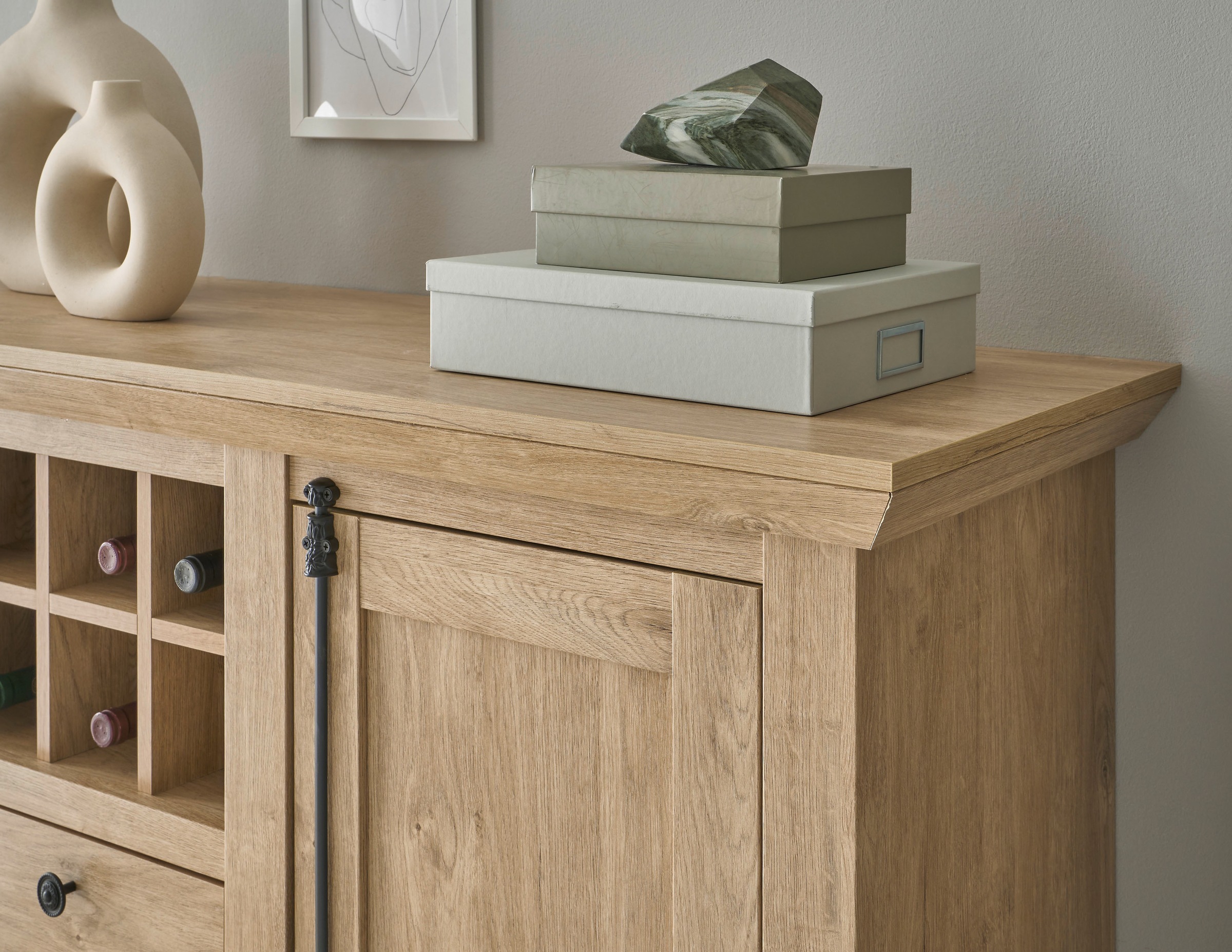 Home affaire Highboard »Cornwall, Kommode im Landhausstil, Schrank, Sideboard, Eiche Dekor«, (1 St.), verschnörkelte Metallgriffe, ausreichend Stauraum, 152 cm breit