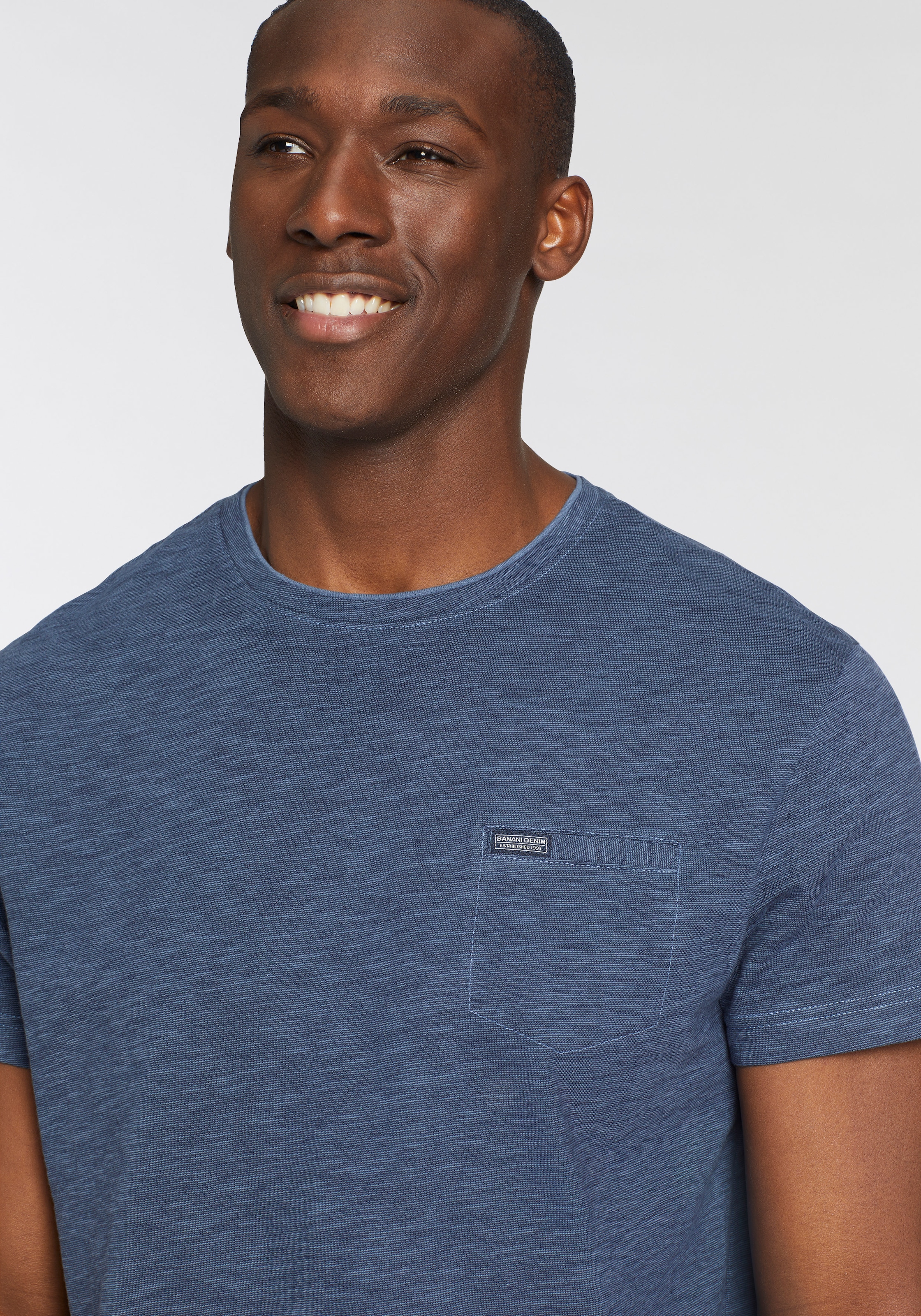 Bruno Banani T-Shirt, Mit Doppelkragen und Zierbrusttasche