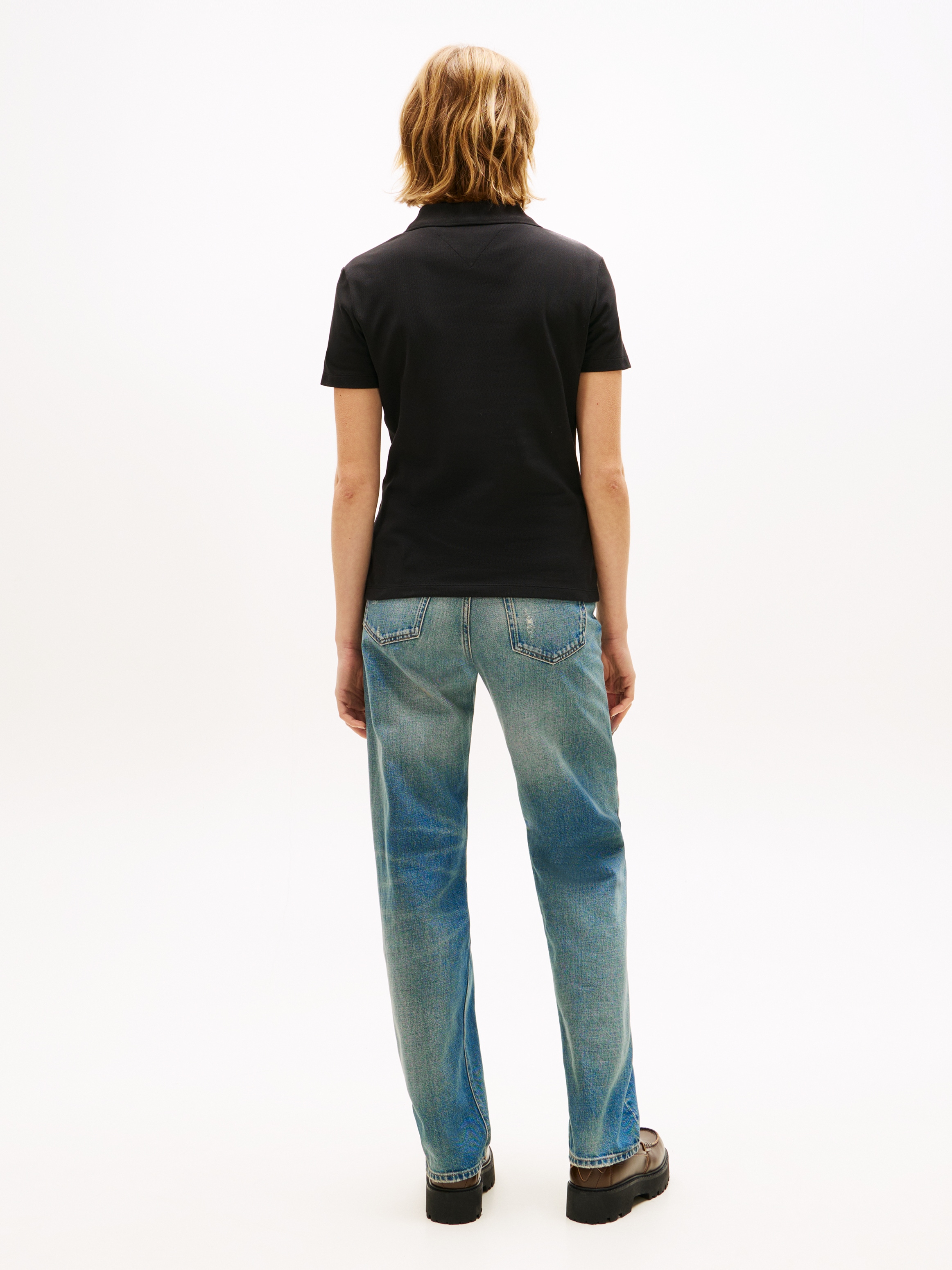 Tommy Jeans Poloshirt »TJW SLIM ESSENTIAL POLO SHORT SLEEVE« mit Logostickerei, Piqué