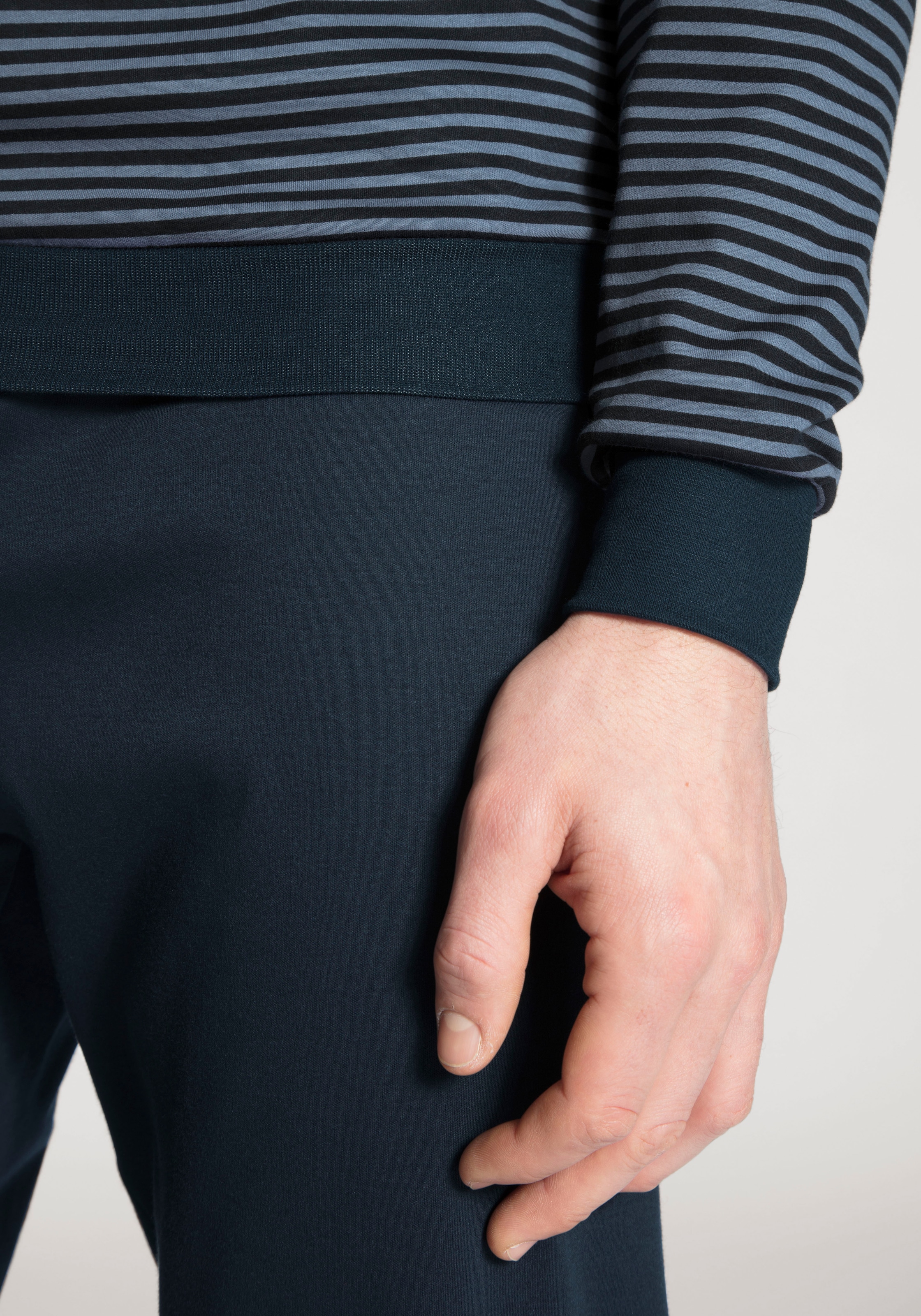 CALIDA Schlafanzug »Relax Streamline«, (2 tlg.), mit V-Neck und Bündchen